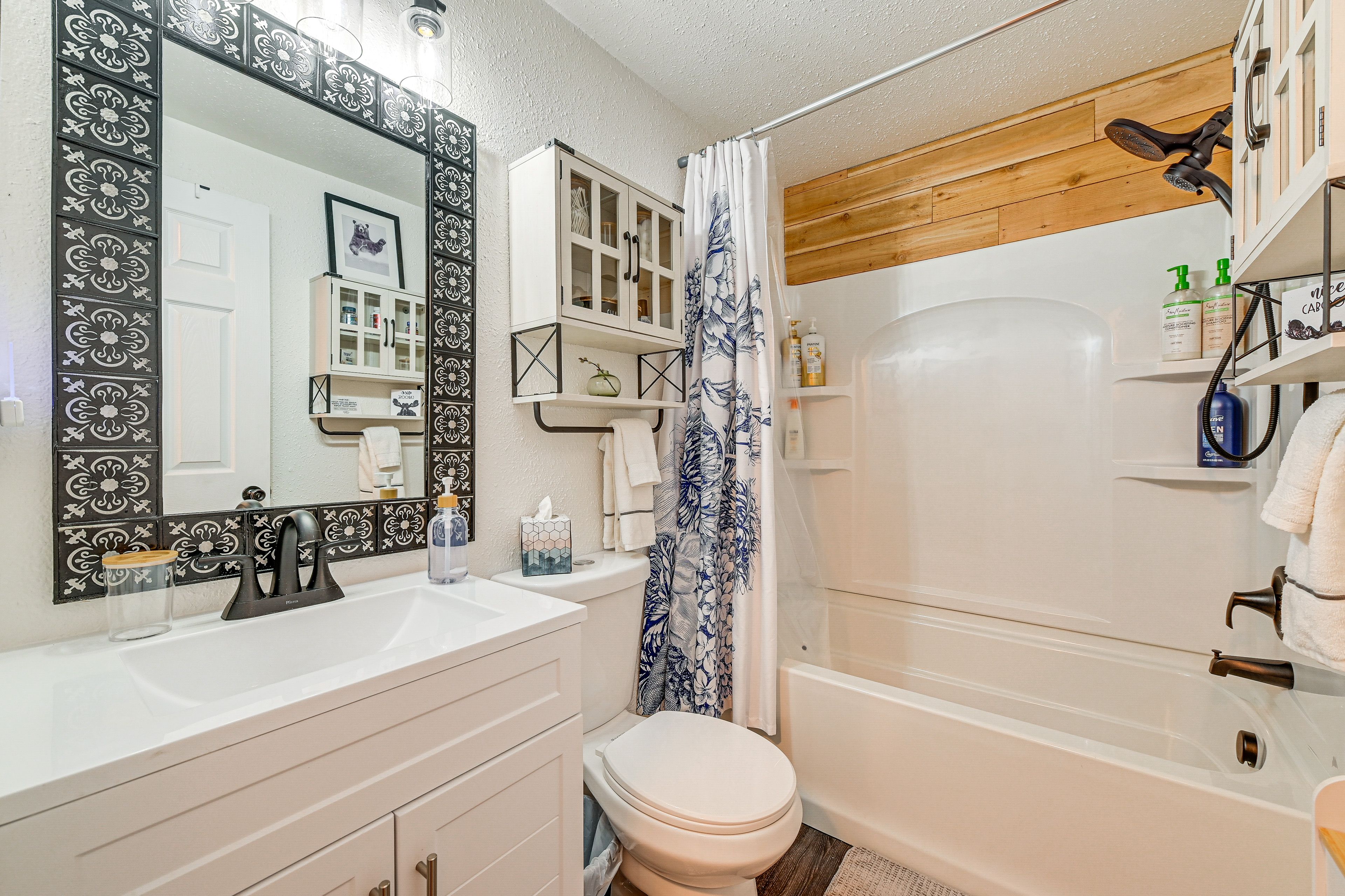 Full Bathroom | 2nd Floor | Complimentary Toiletries