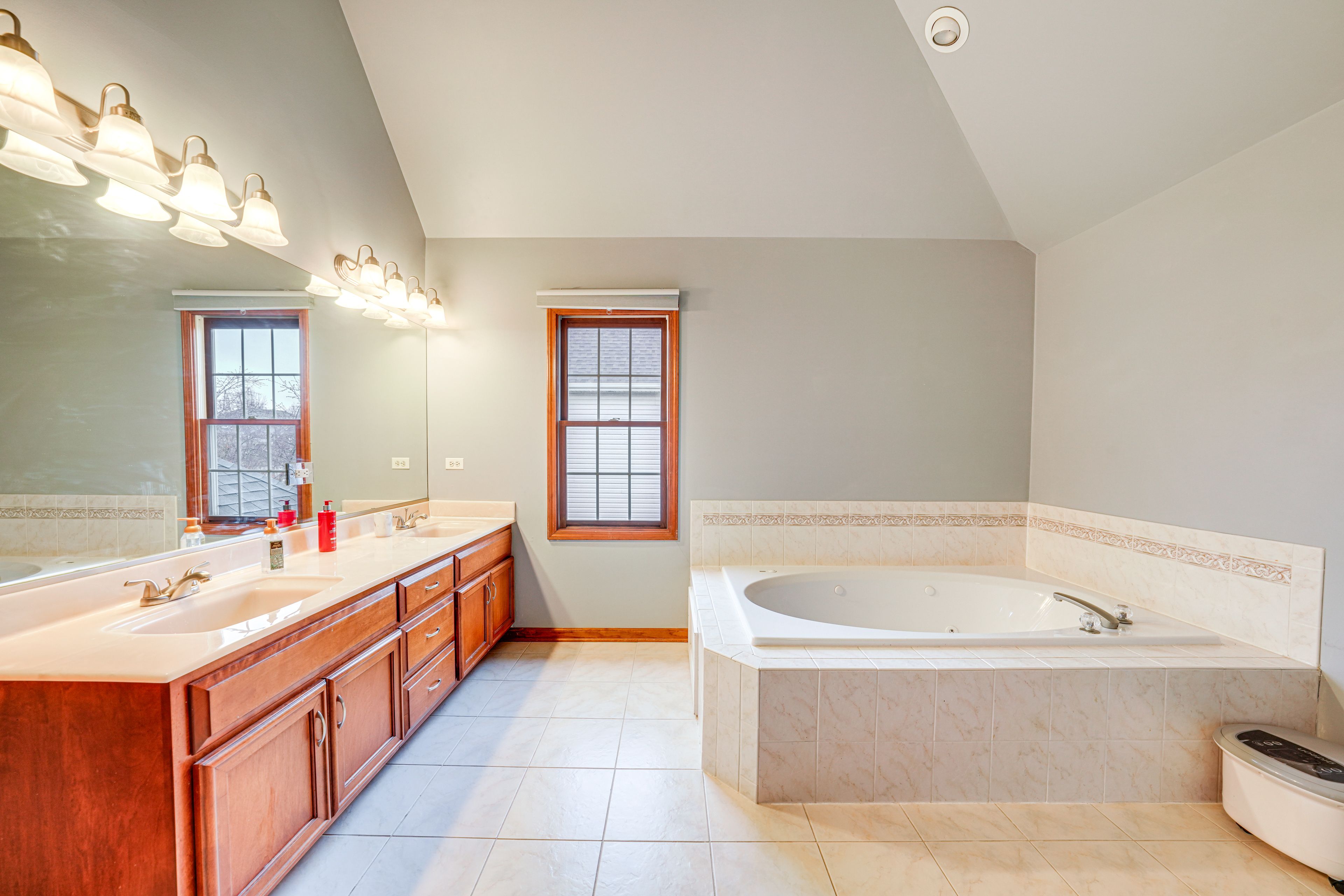En-Suite Bathroom | 2nd Floor | Walk-In Closet