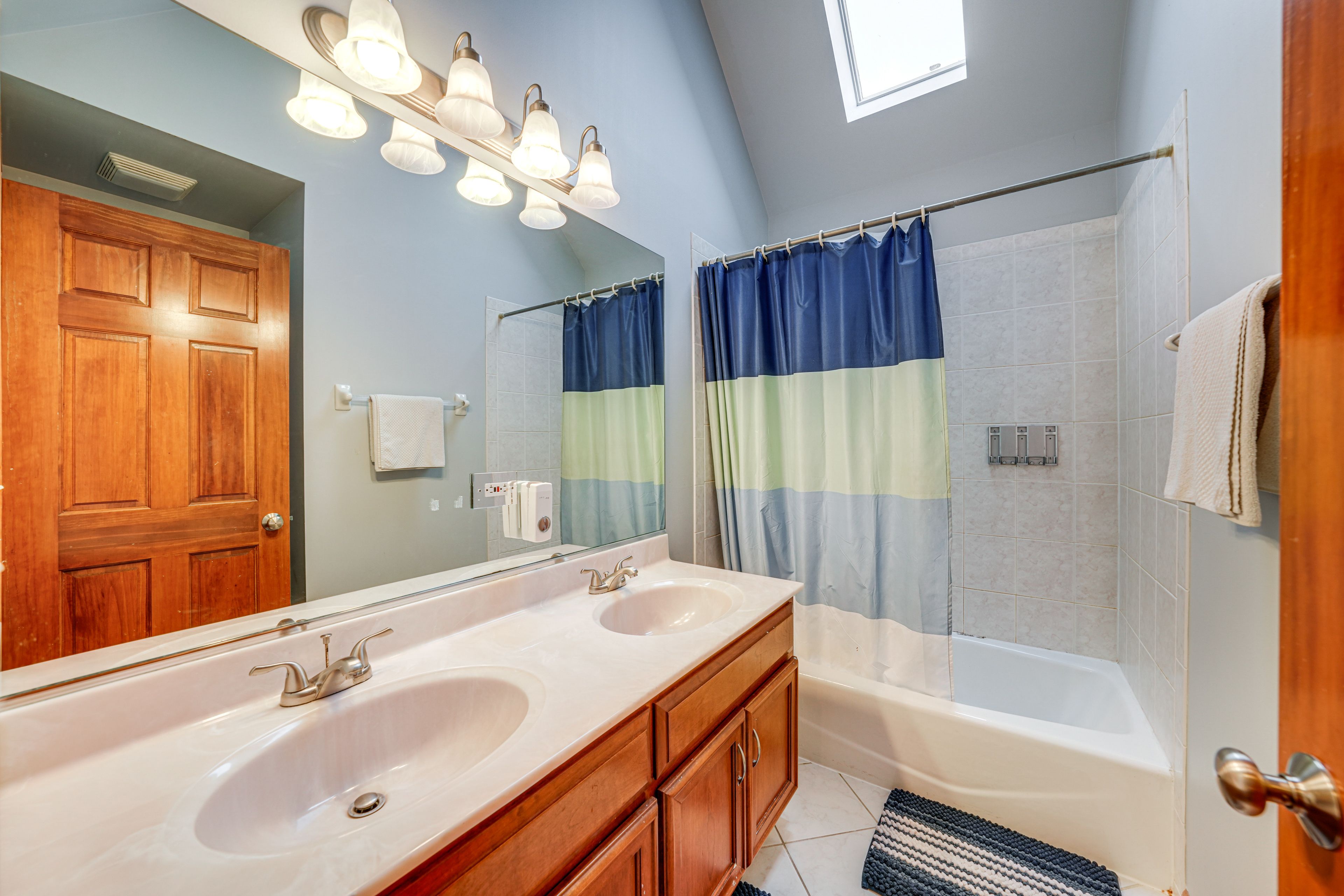 Full Bathroom | 2nd Floor