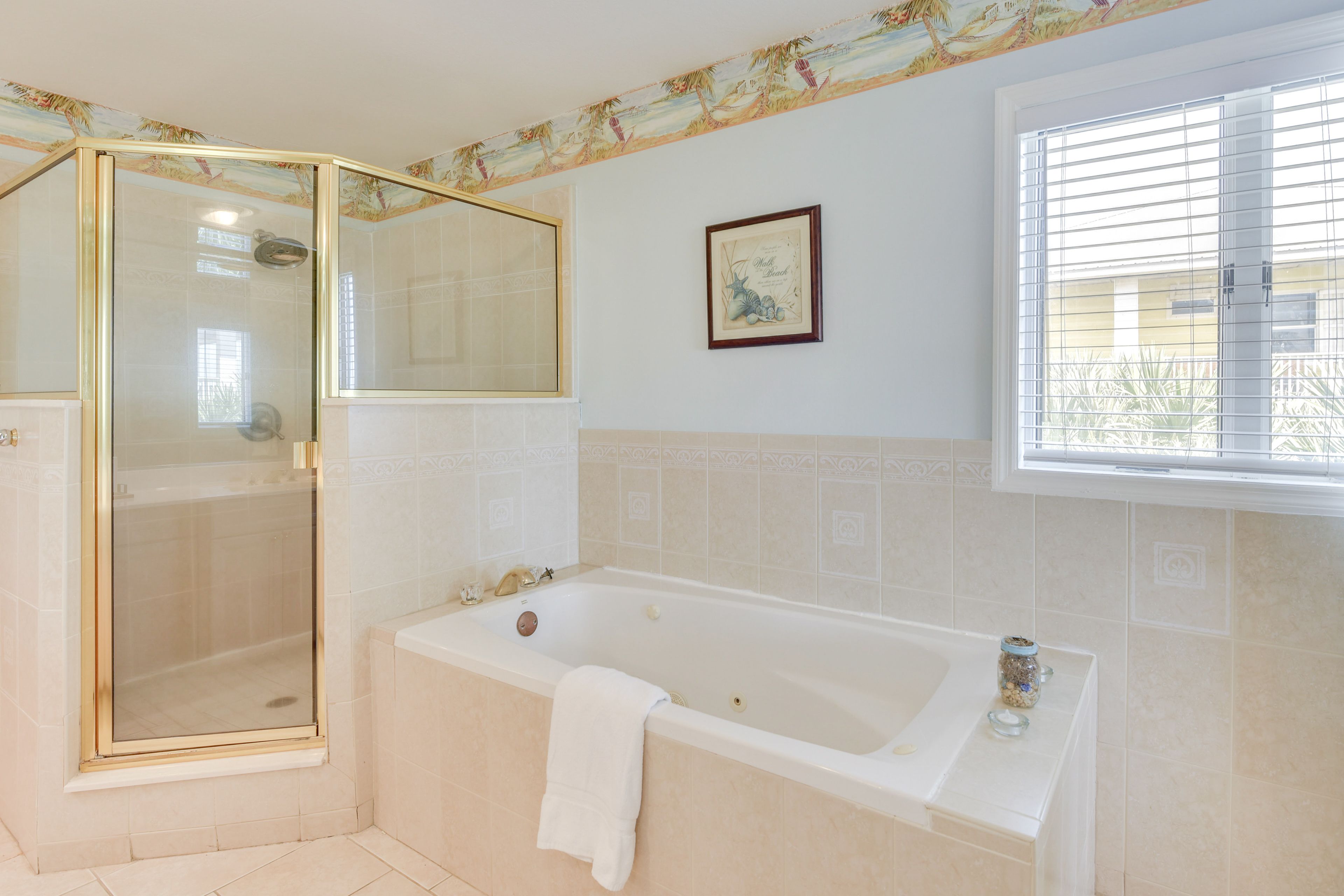En-Suite Bathroom | Jetted Tub | Towels Provided