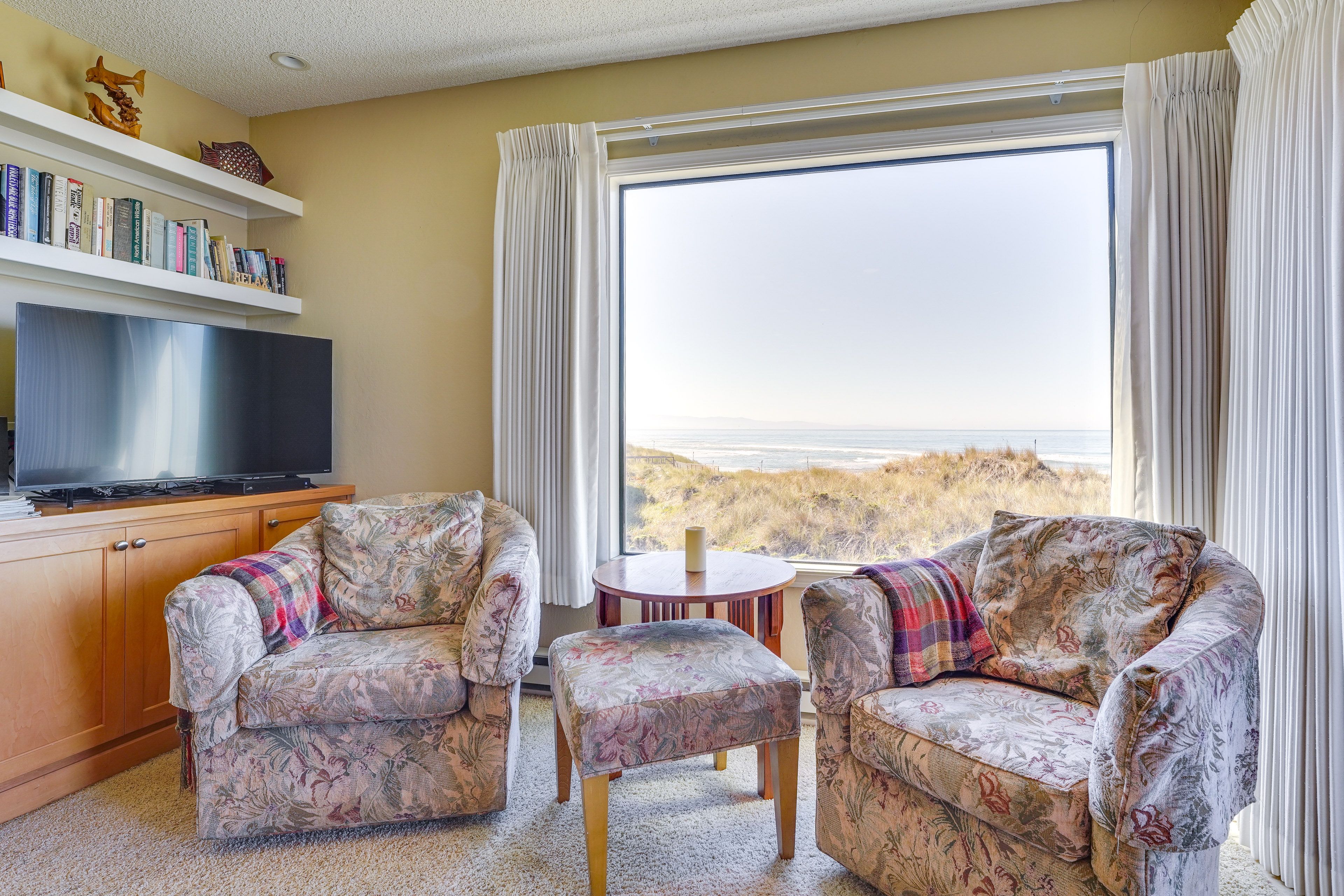 Living Room | Electric Baseboard Heating | Free WiFi