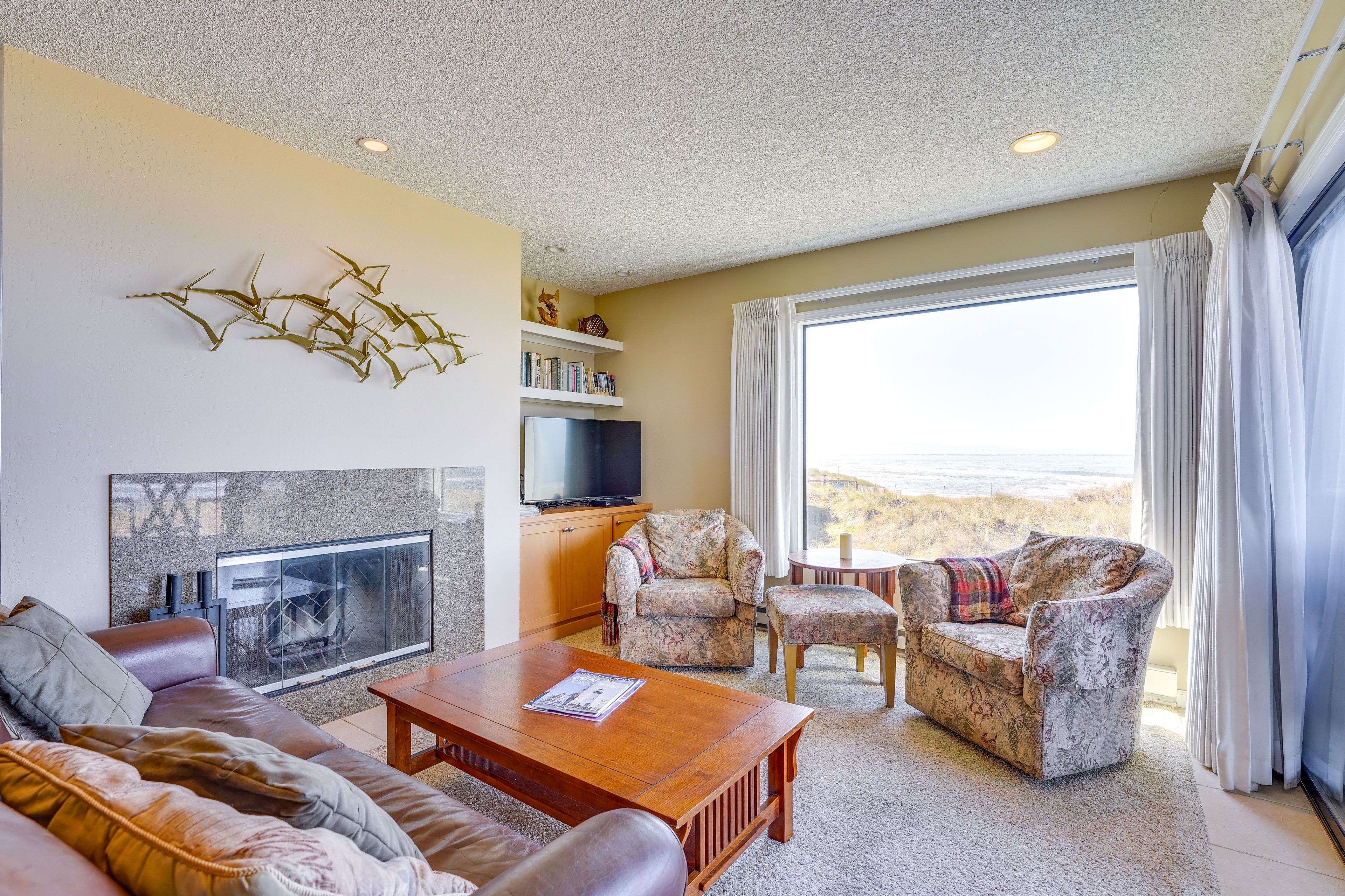 Living Room | Queen Sleeper Sofa | Smart TV | Ocean Views | Fireplace