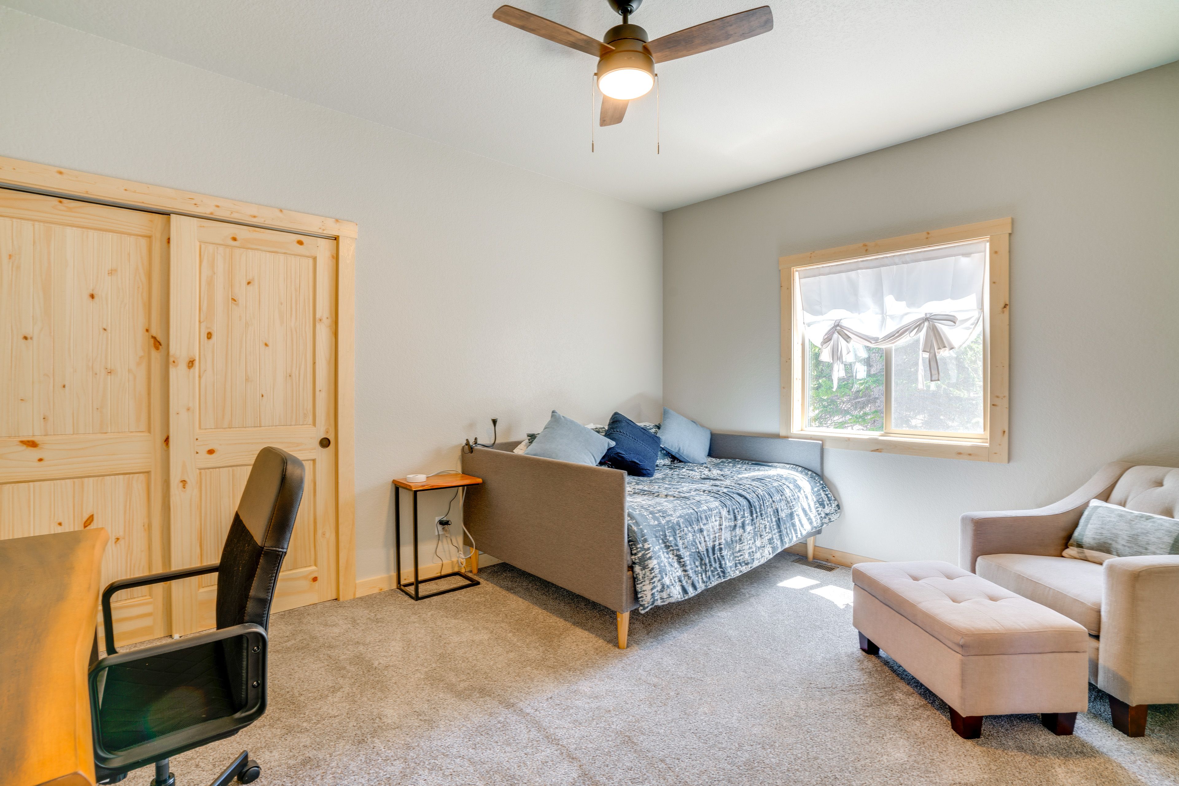 Office | Full Daybed | Desk | 2nd Floor