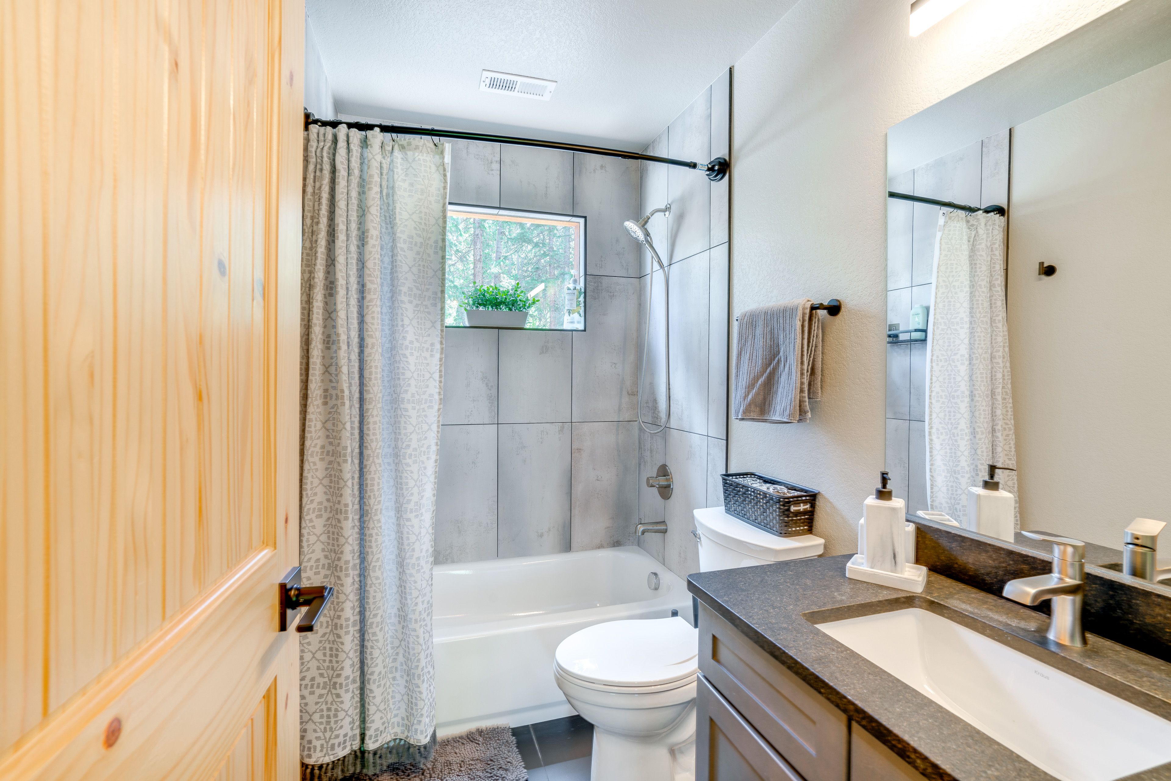 Full Bathroom | 1st Floor