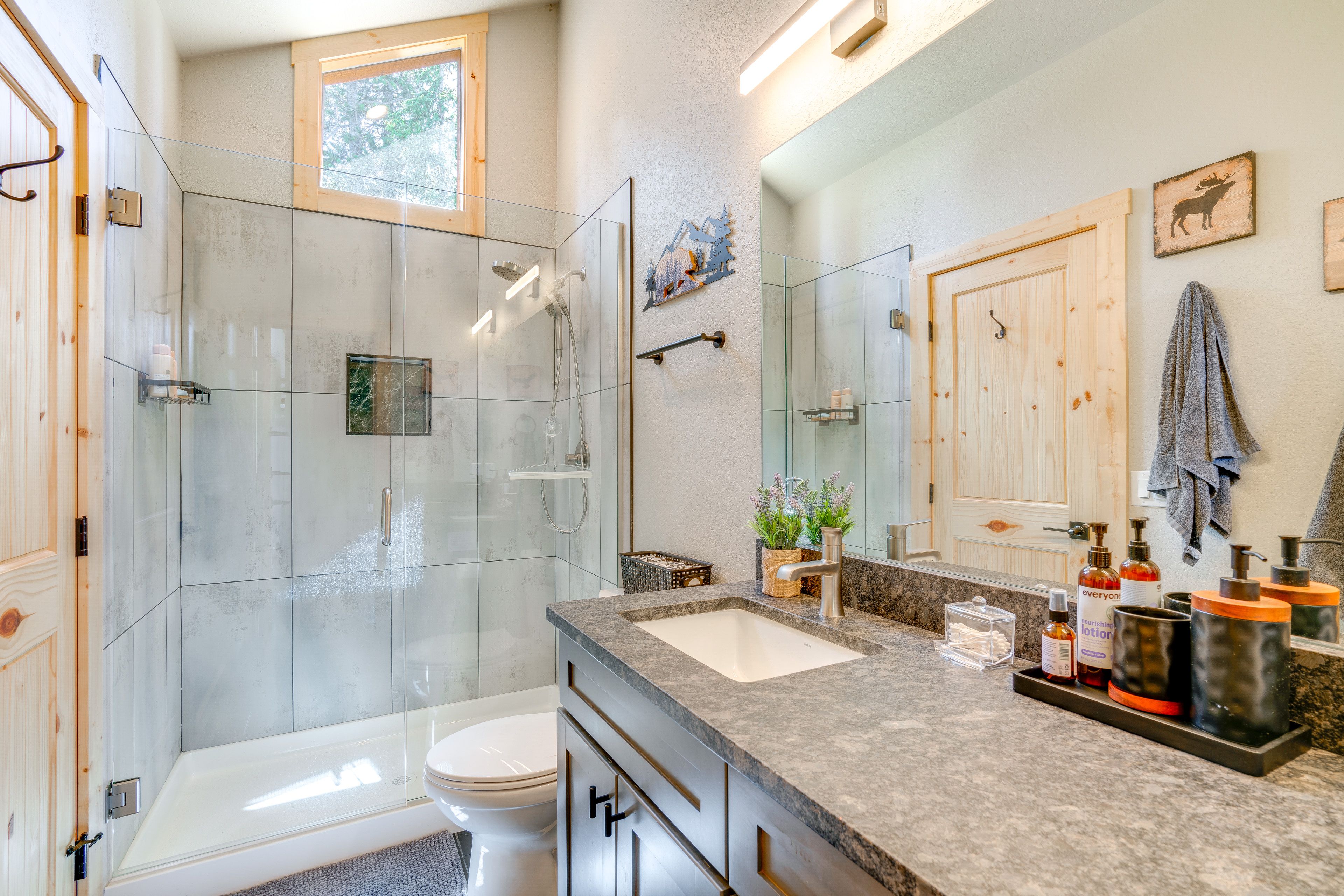 Full Bathroom | Complimentary Toiletries | 2nd Floor