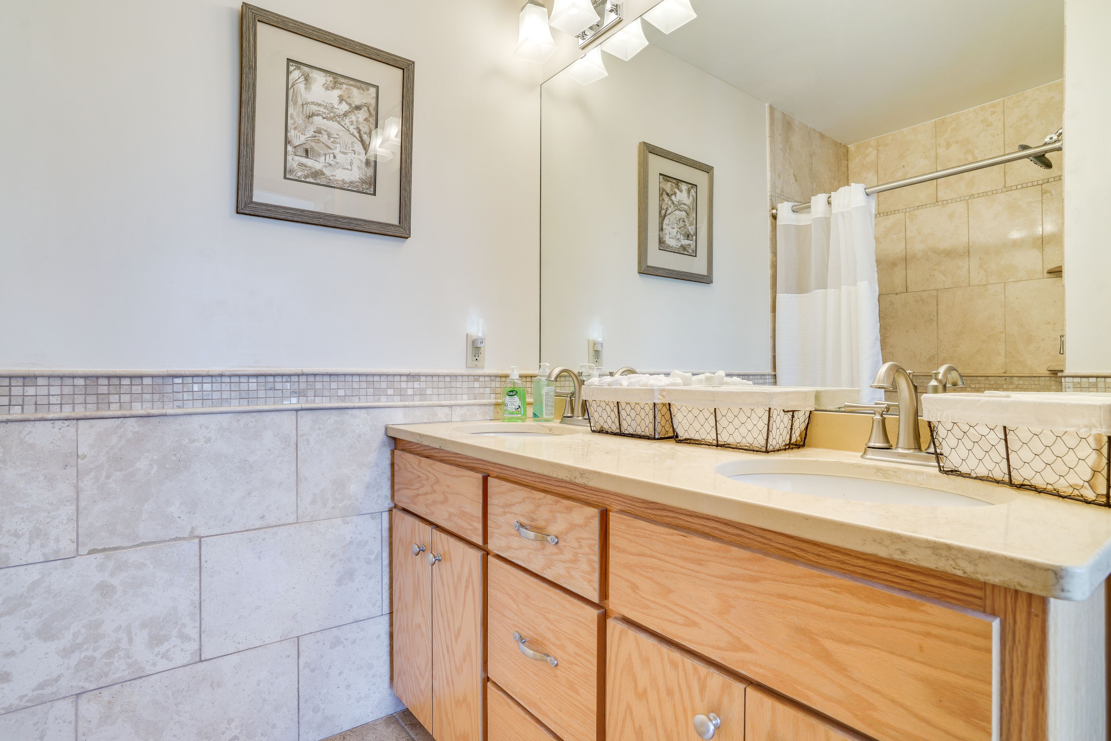 Full Bathroom | Towels Provided | Complimentary Toiletries