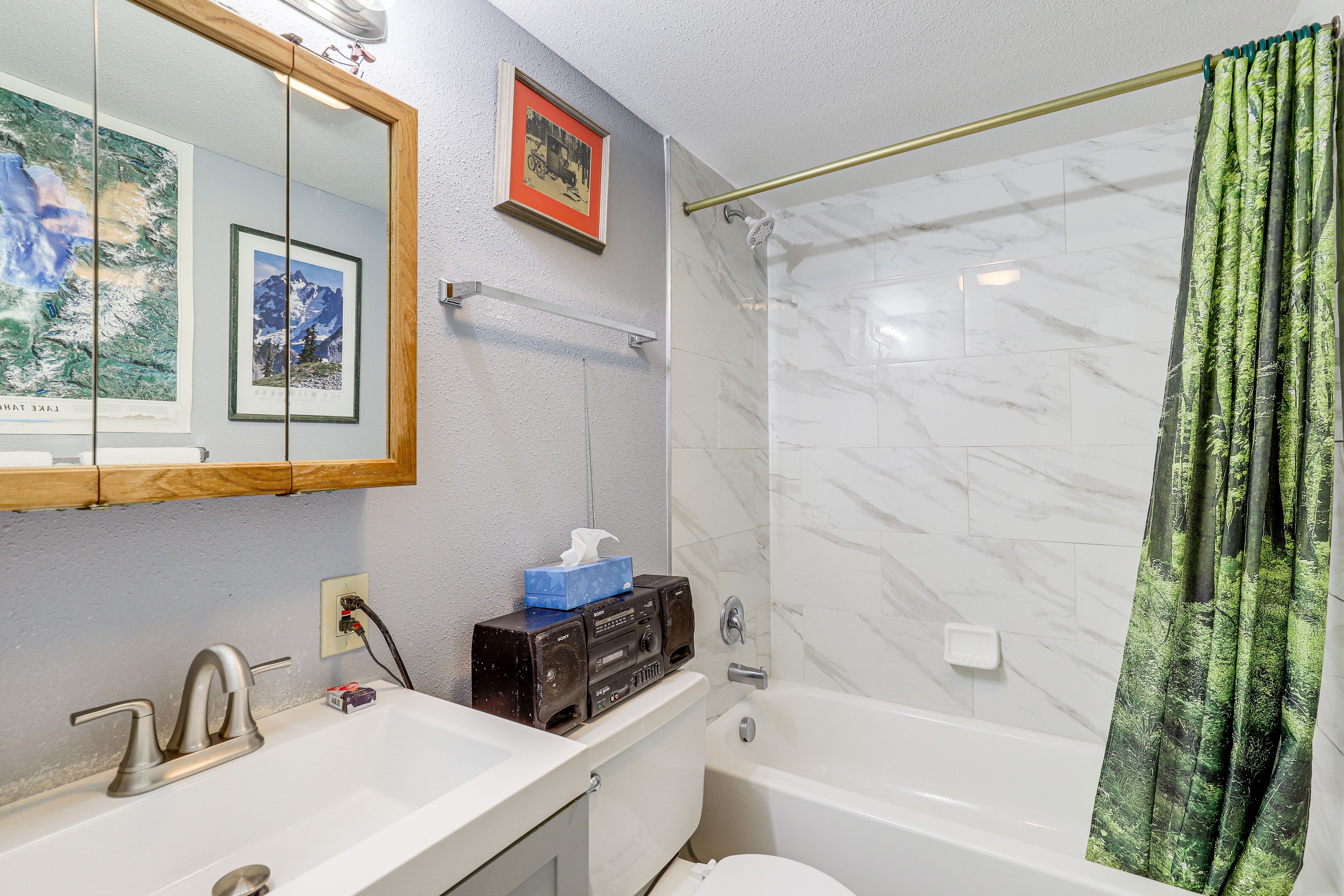 Full Bathroom | Complimentary Toiletries