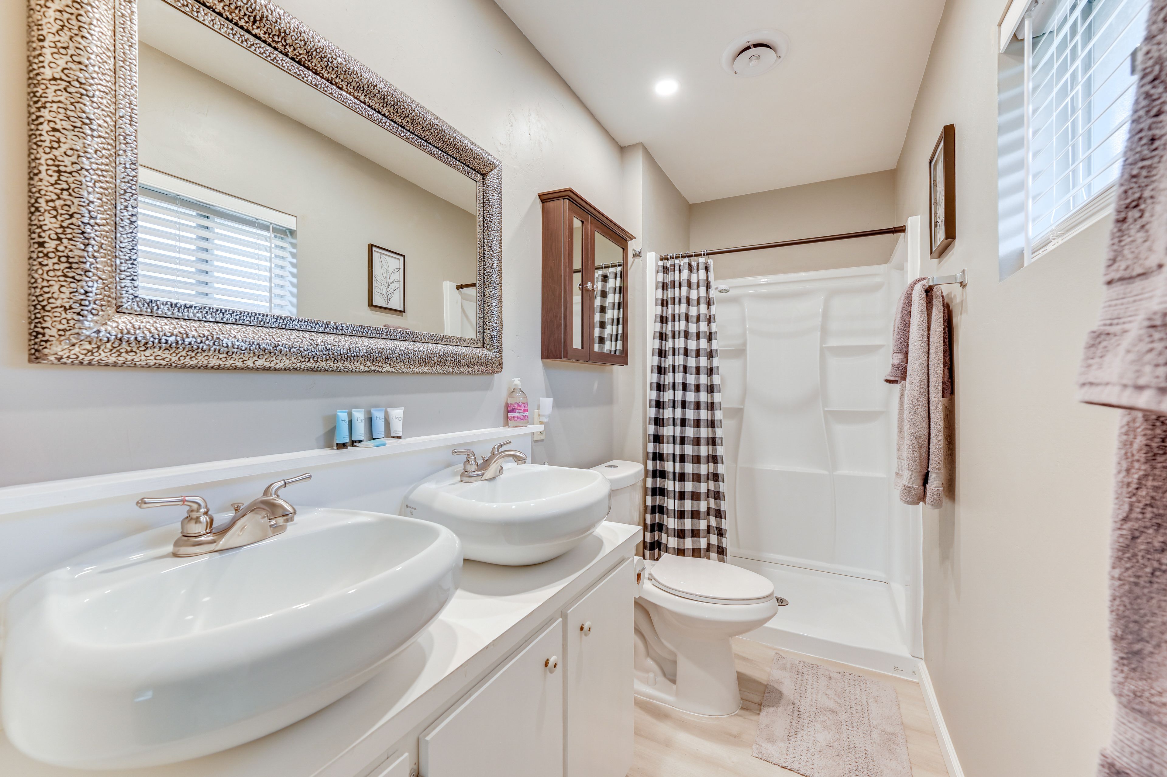 Full Bathroom | Towels Provided