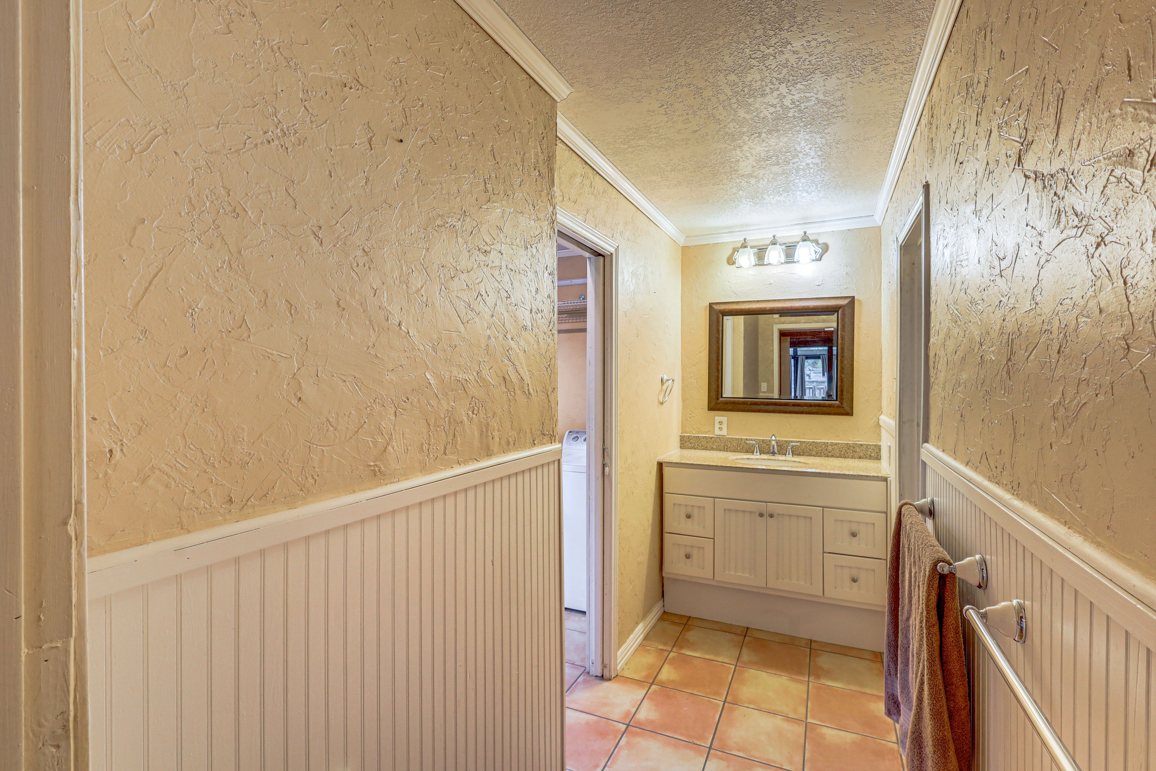 En-Suite Bathroom | 1st Floor | Washer (No Dryer)