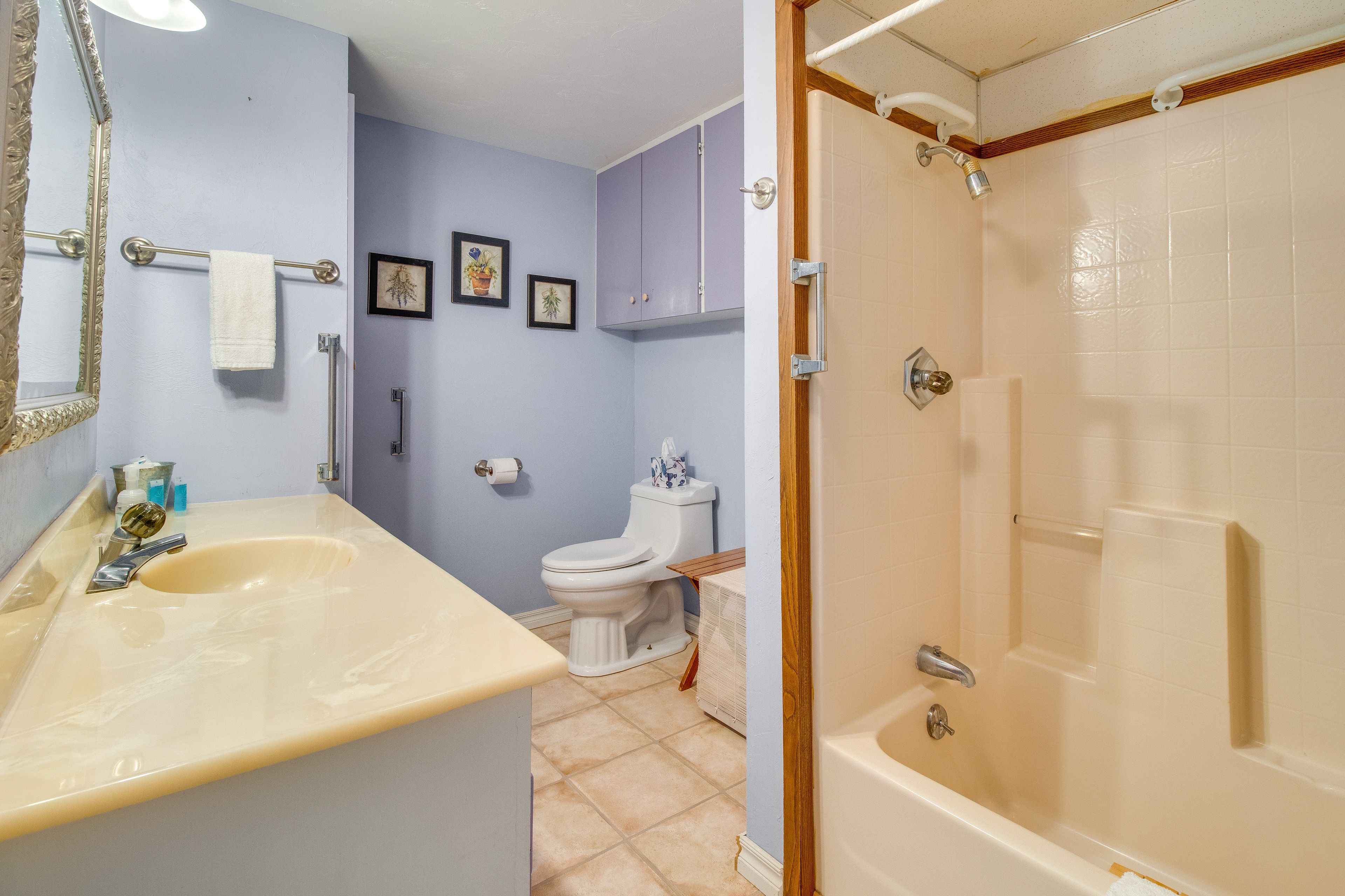 Full Bathroom | Towels Provided | Complimentary Toiletries