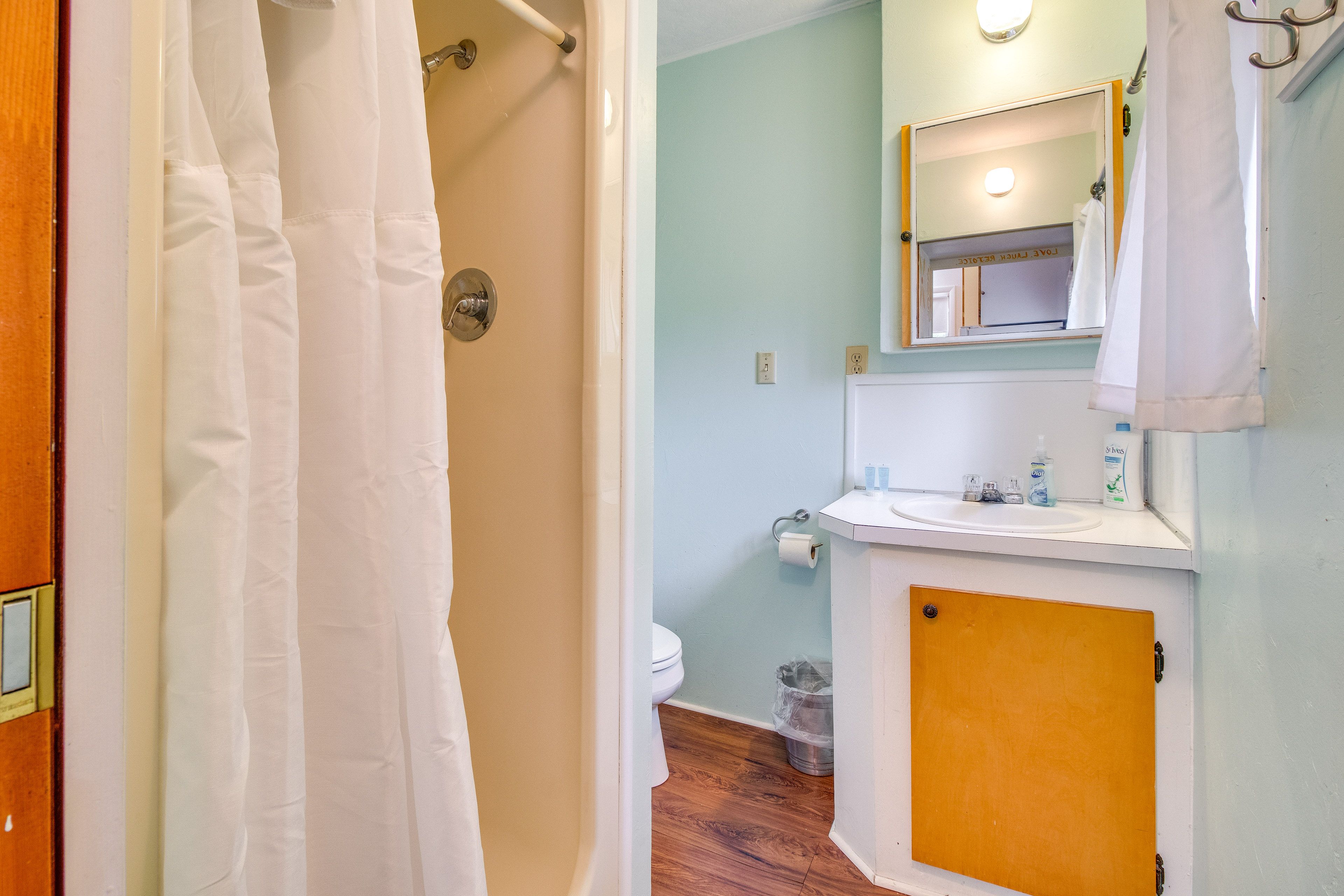 Full Bathroom | Towels Provided | Complimentary Toiletries
