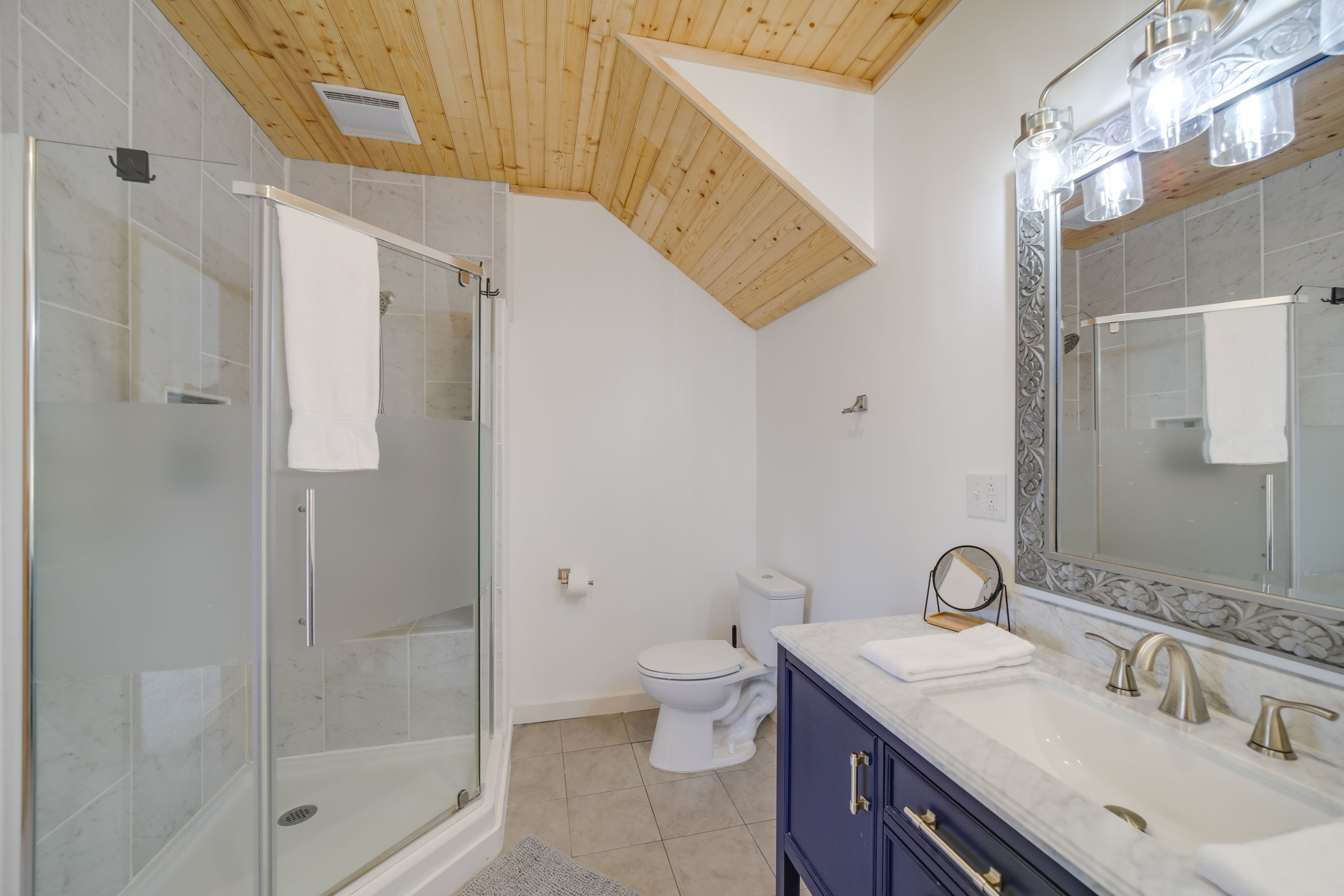 Full Bathroom | Towels & Linens Provided