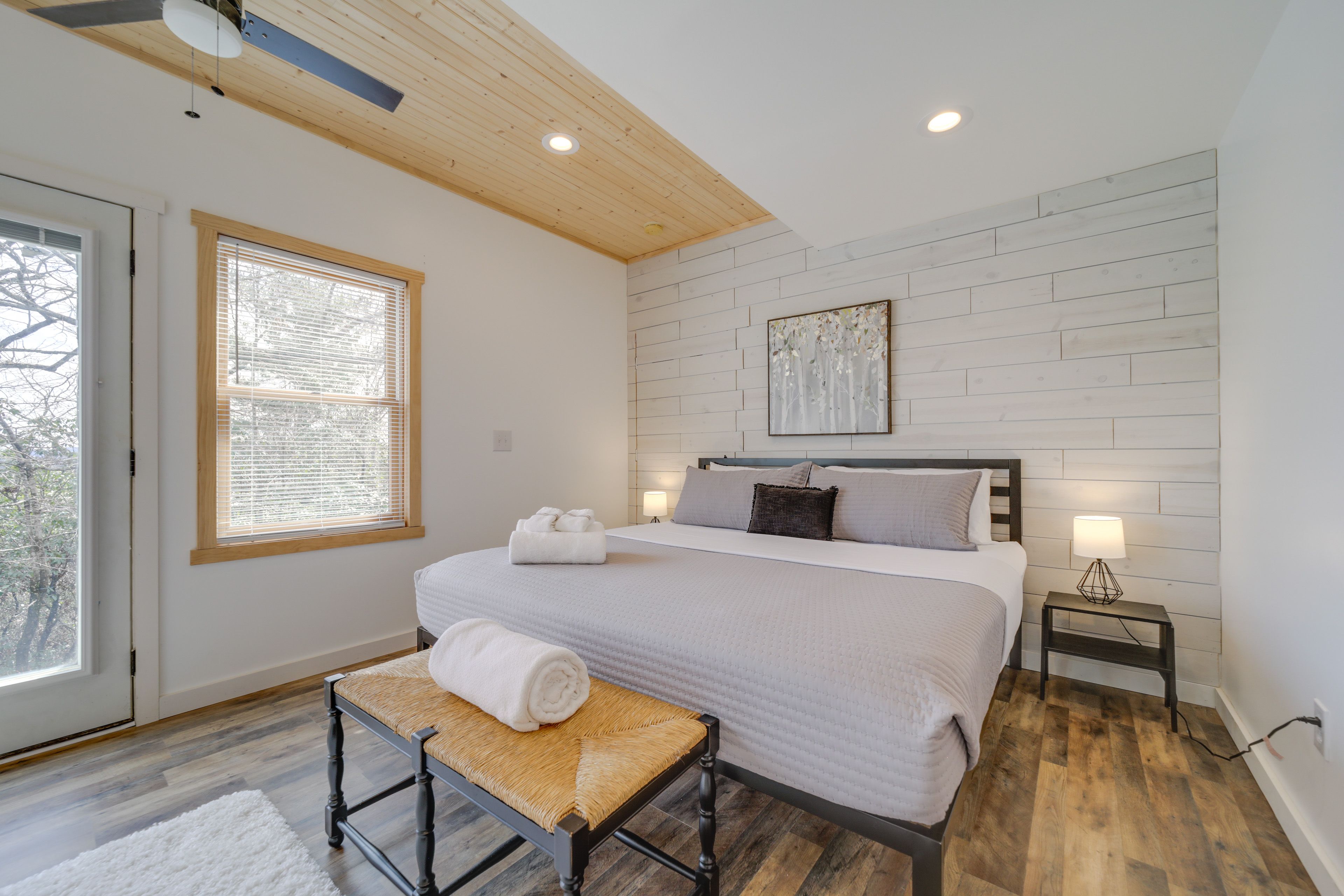 Bedroom | King Bed | En-Suite Bathroom