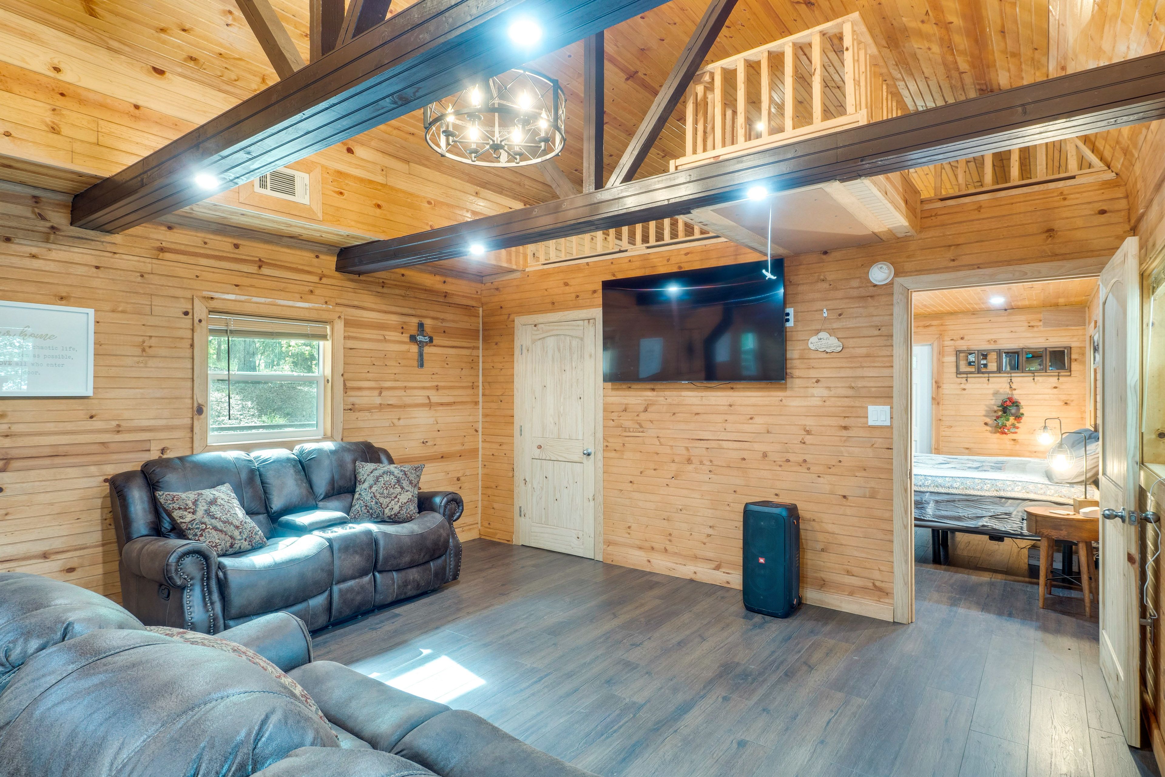Living Area | Smart TV | Free WiFi | Single-Story Cabin