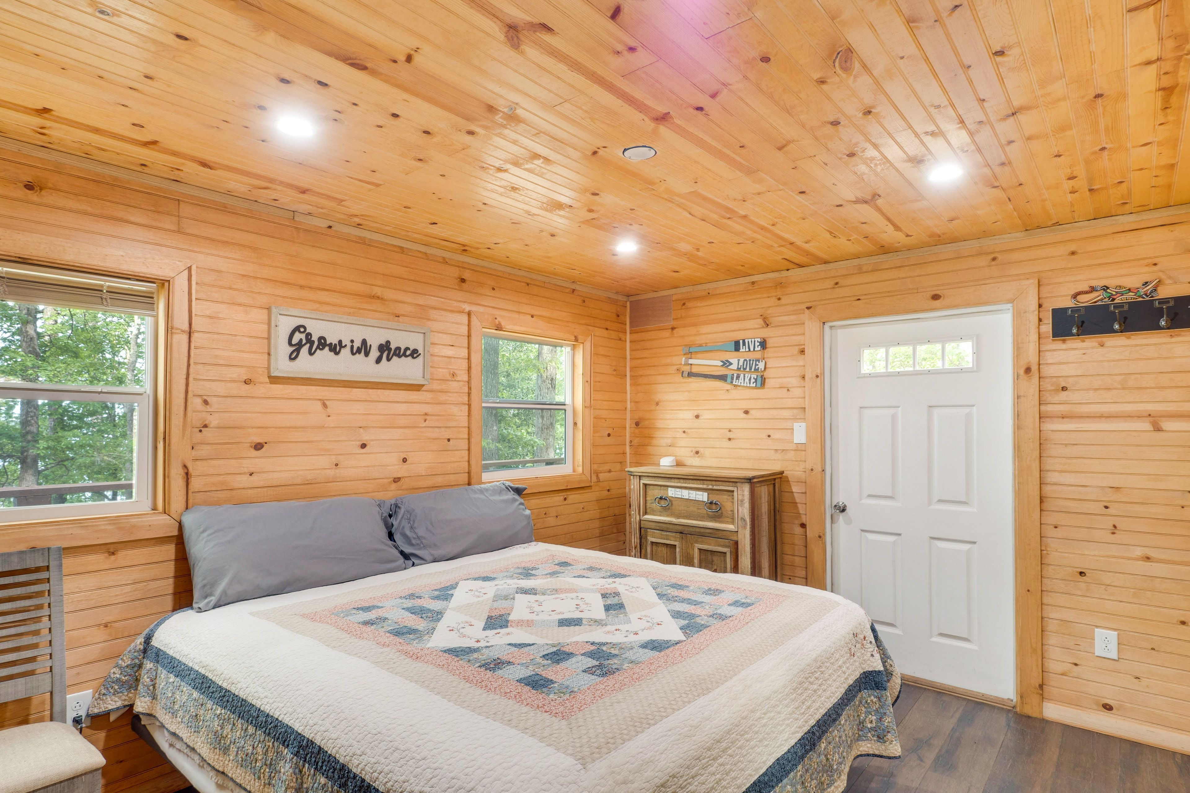 Bedroom 2 | King Bed | Smart TV