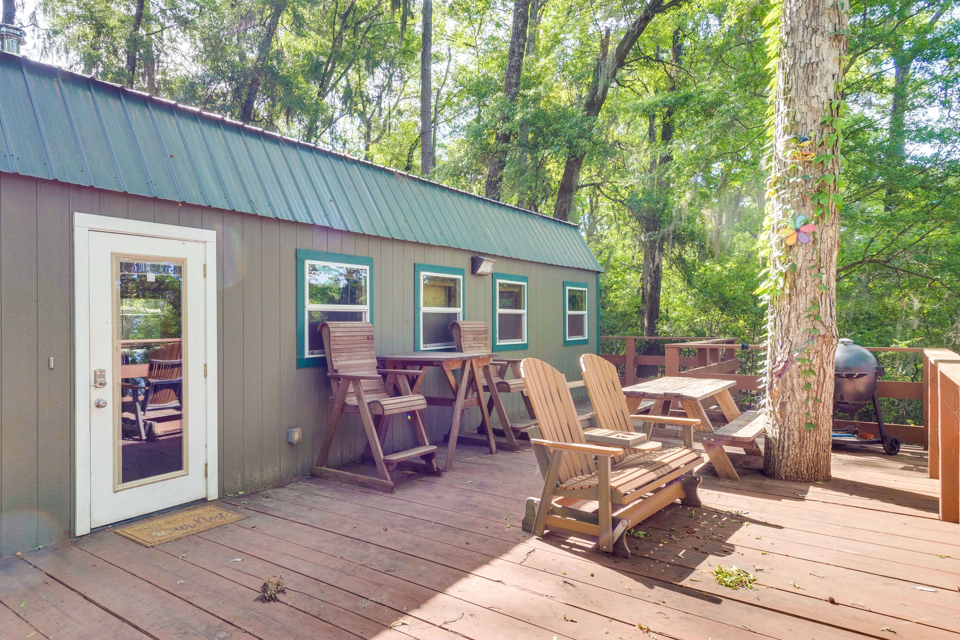 Private Deck | Outdoor Seating | Grill