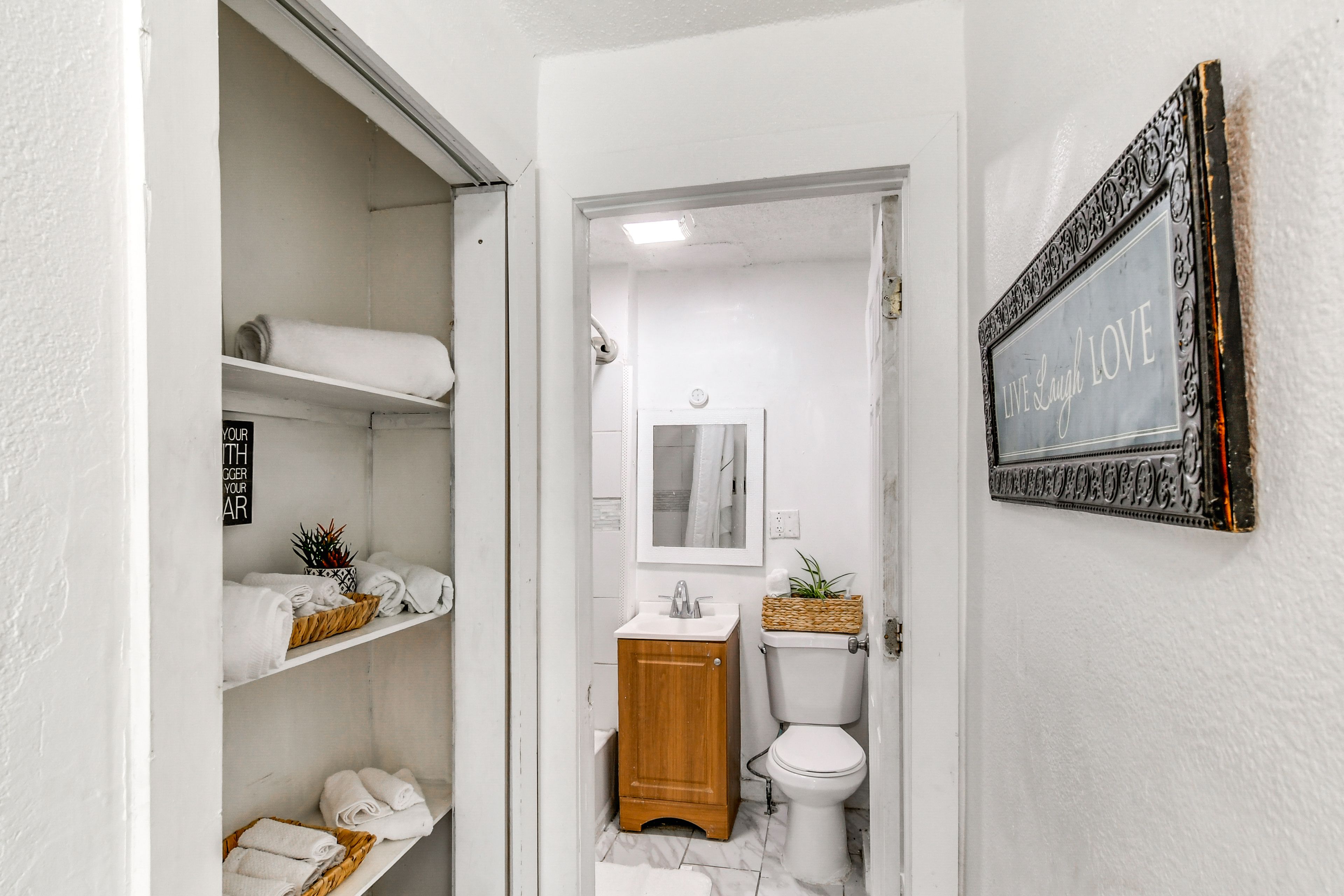 Full Bathroom | 2nd Floor | Towels | Hair Dryer