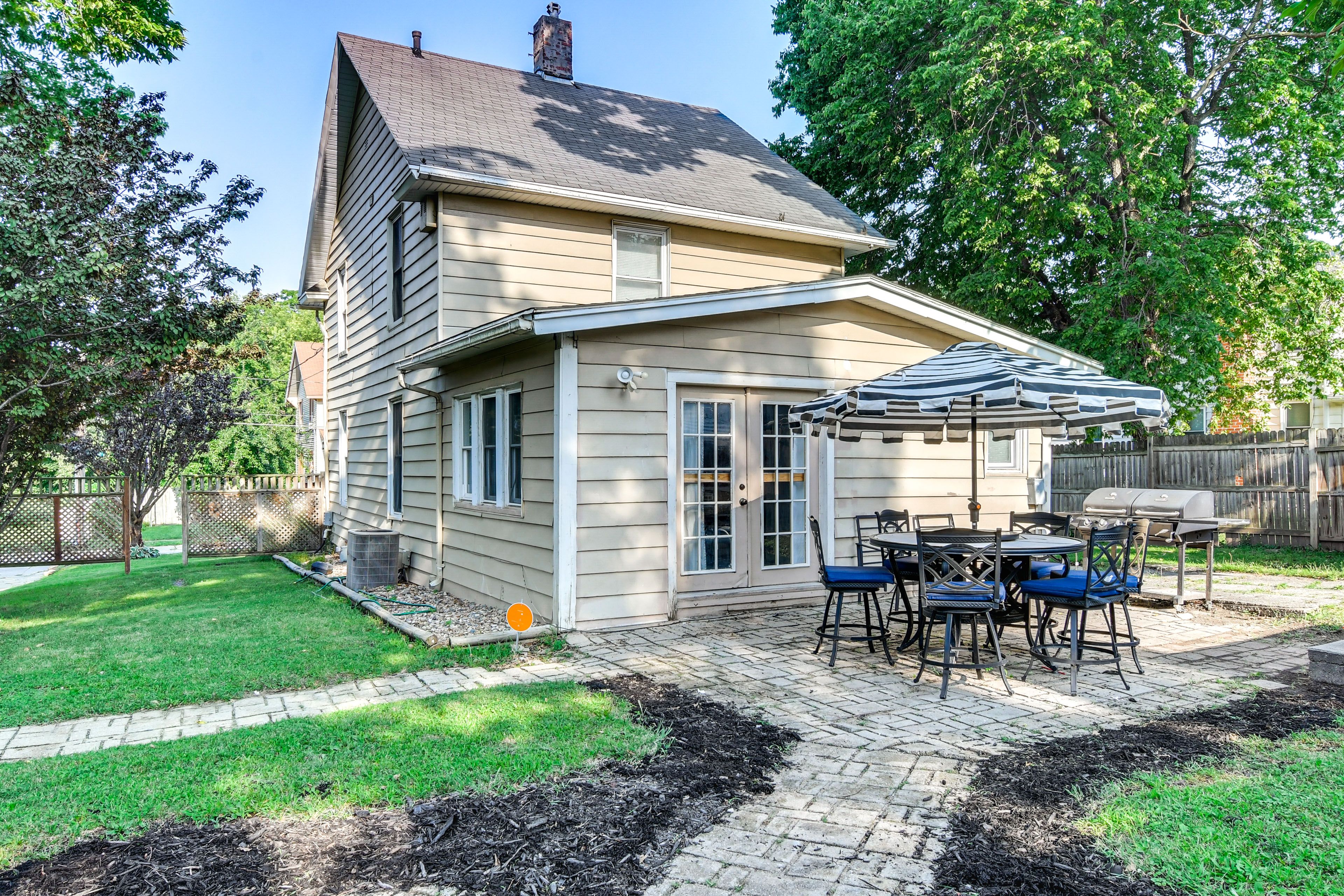Des Moines Vacation Rental | 2BR | 1.5BA | 7 Steps to Enter | 1,378 Sq Ft