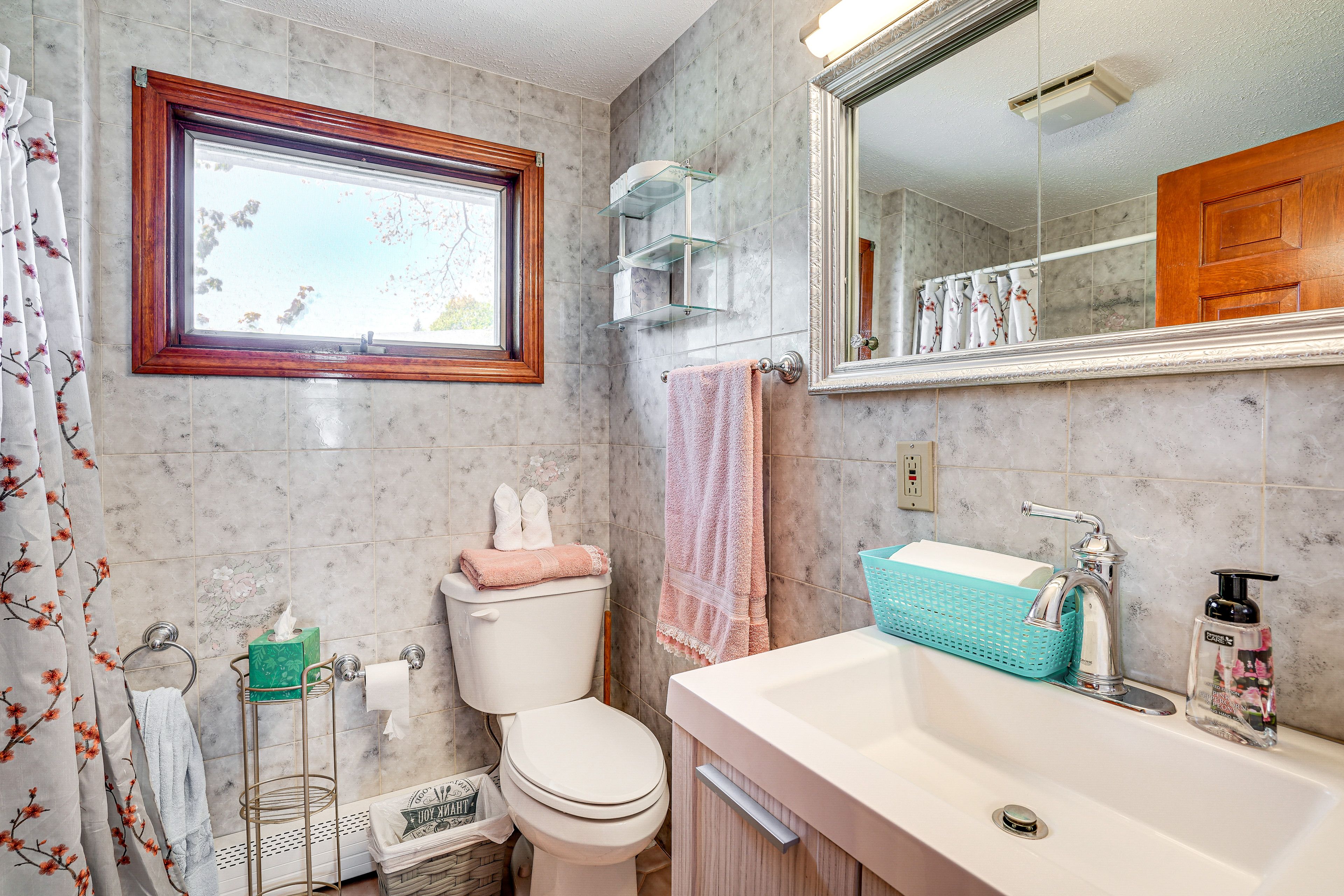 Full Bathroom | Shower/Tub Combo | Towels Provided