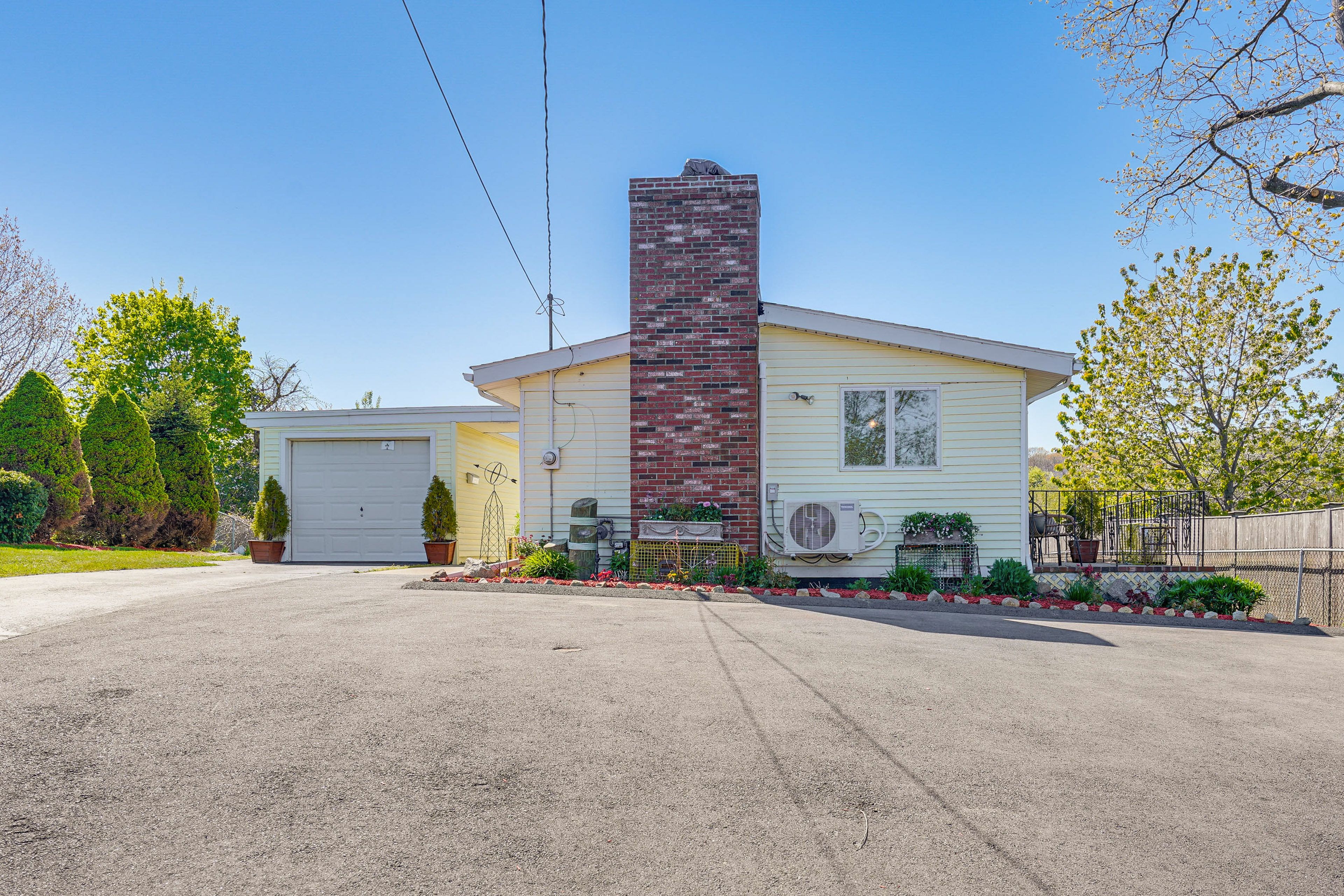 Parking | Shared Driveway (4 Vehicles)