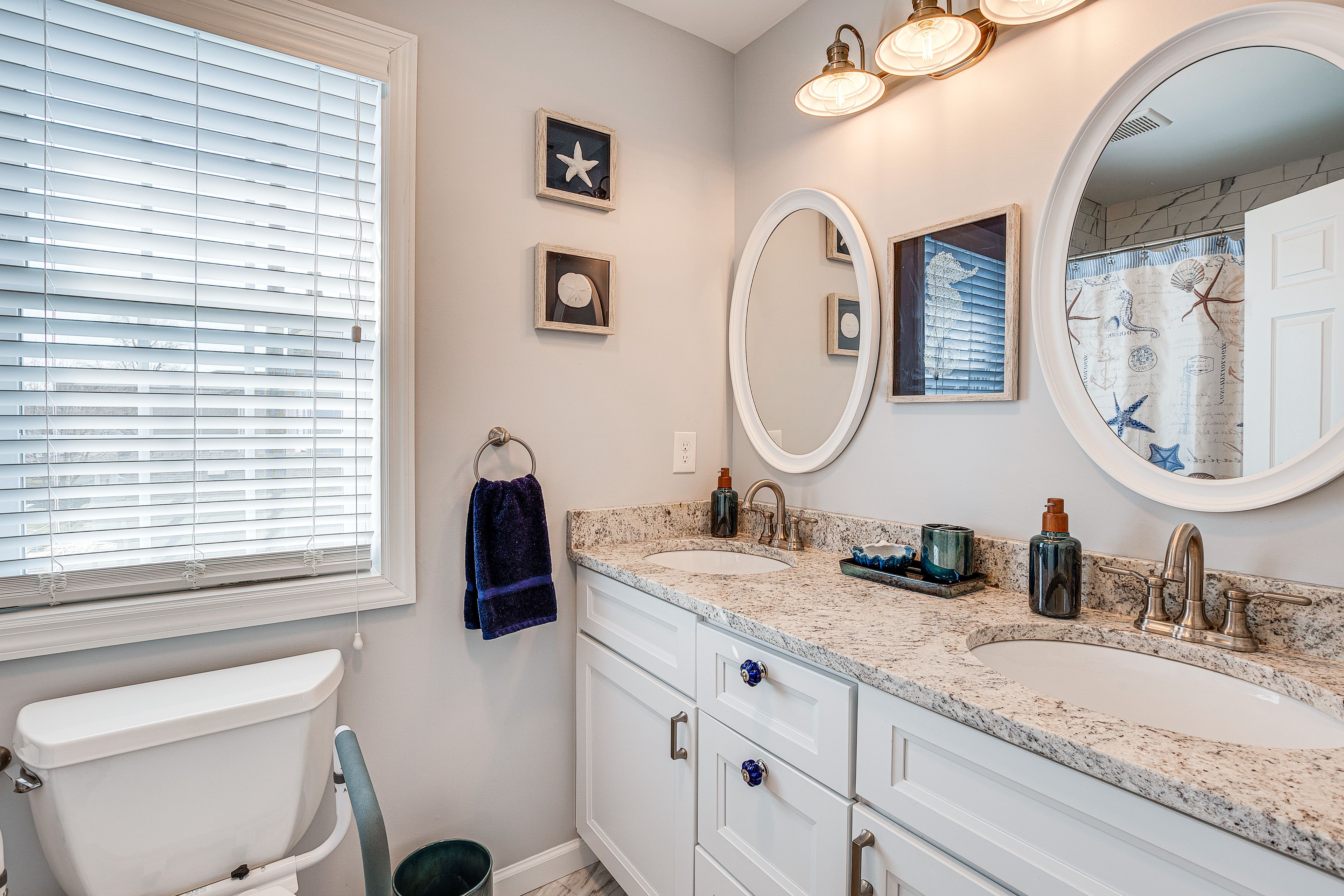 Full Bathroom | Towels Provided | Complimentary Toiletries | 2nd Floor
