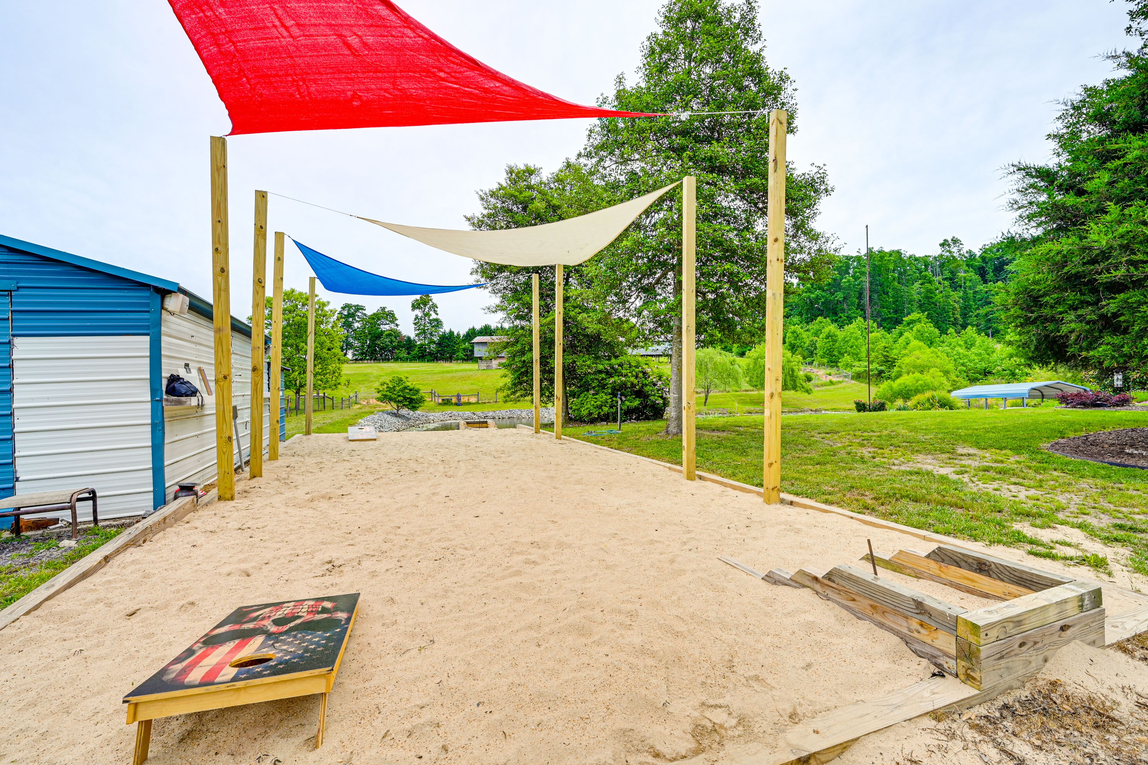 Cornhole & Horseshoes Pit