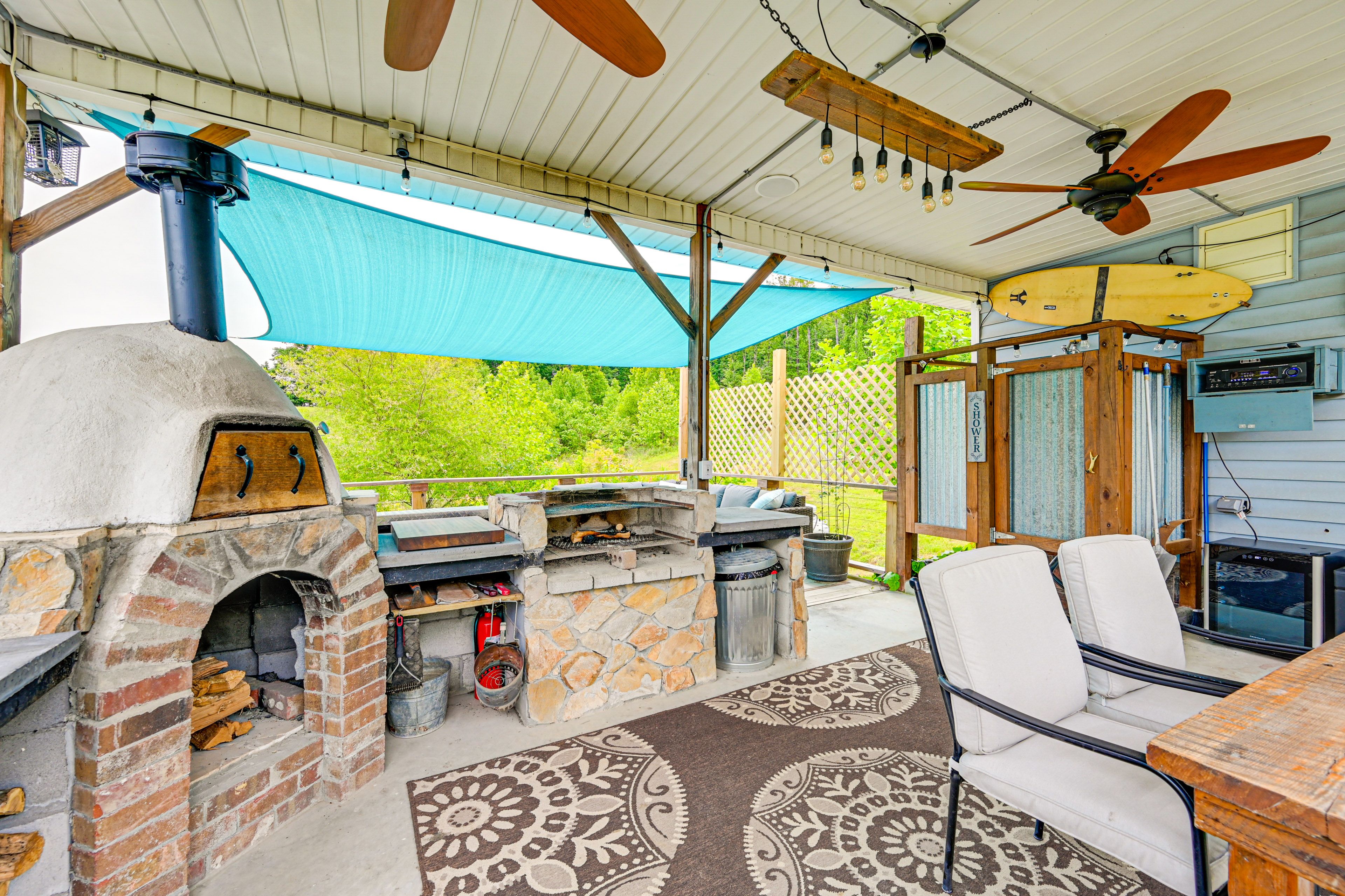 Outdoor Kitchen & Dining Area | Pizza Oven | Outdoor Shower