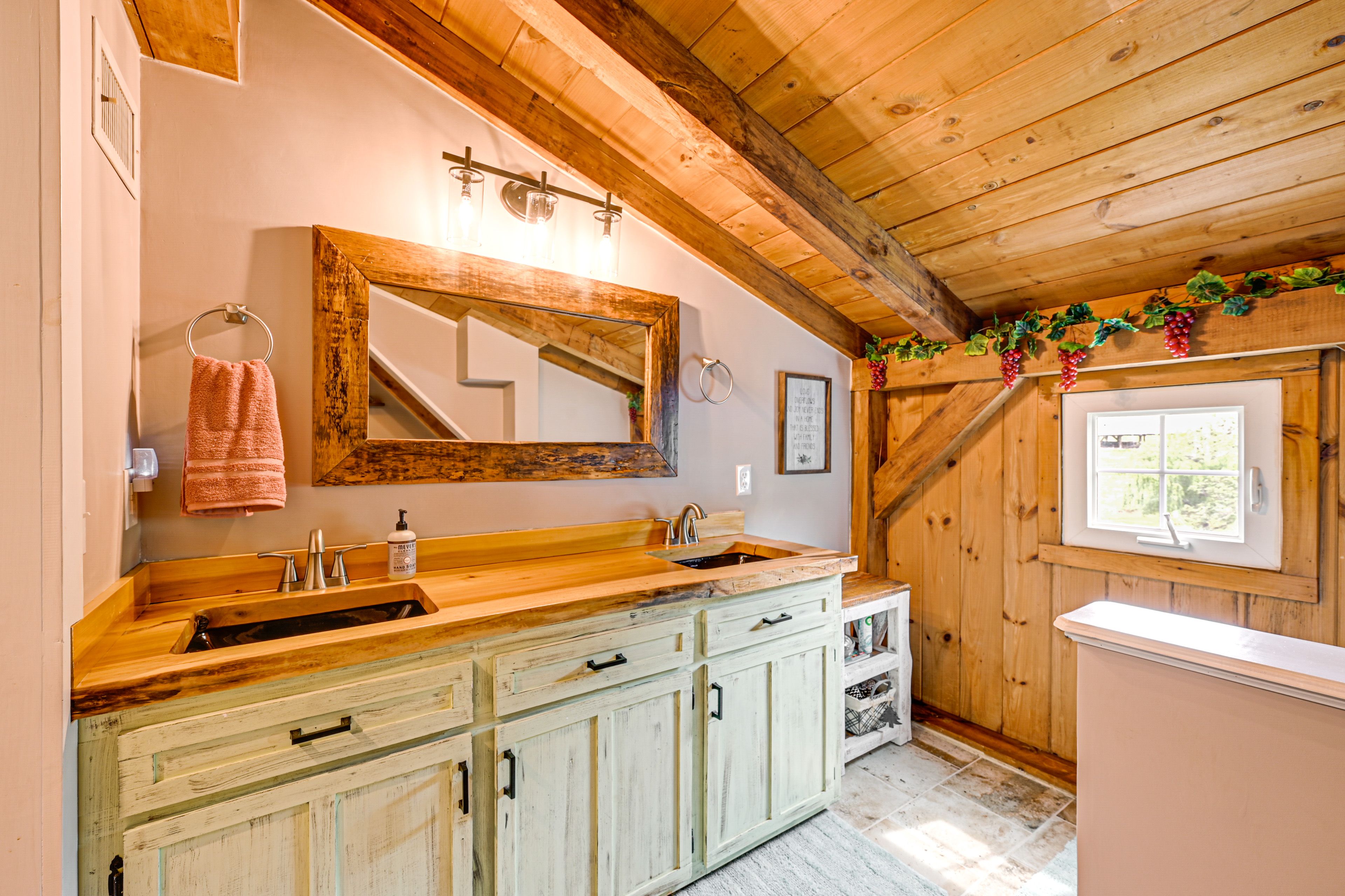 Full Bathroom | 2nd Floor | Towels Provided