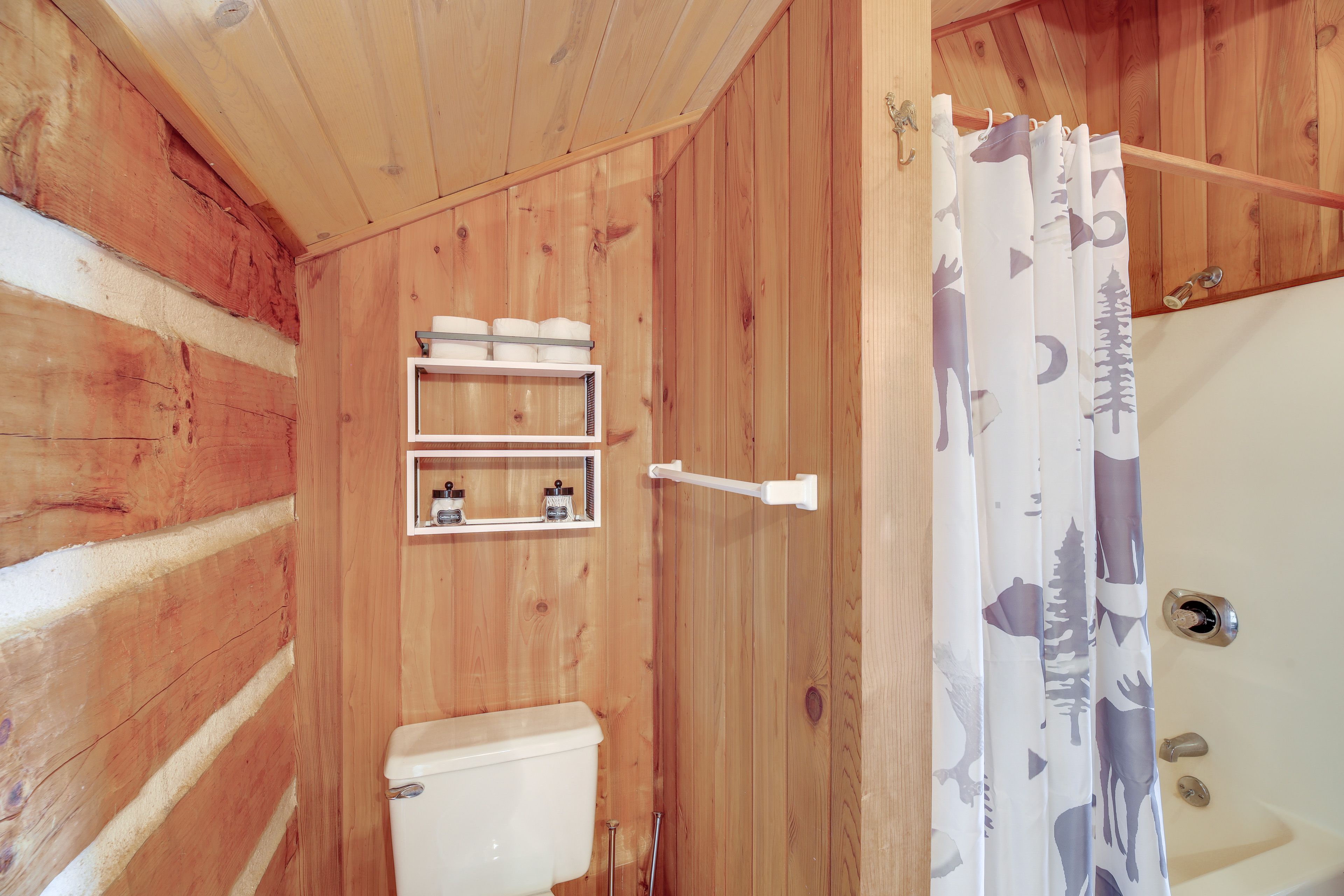 Full Bathroom | Upper Level | Towels Provided