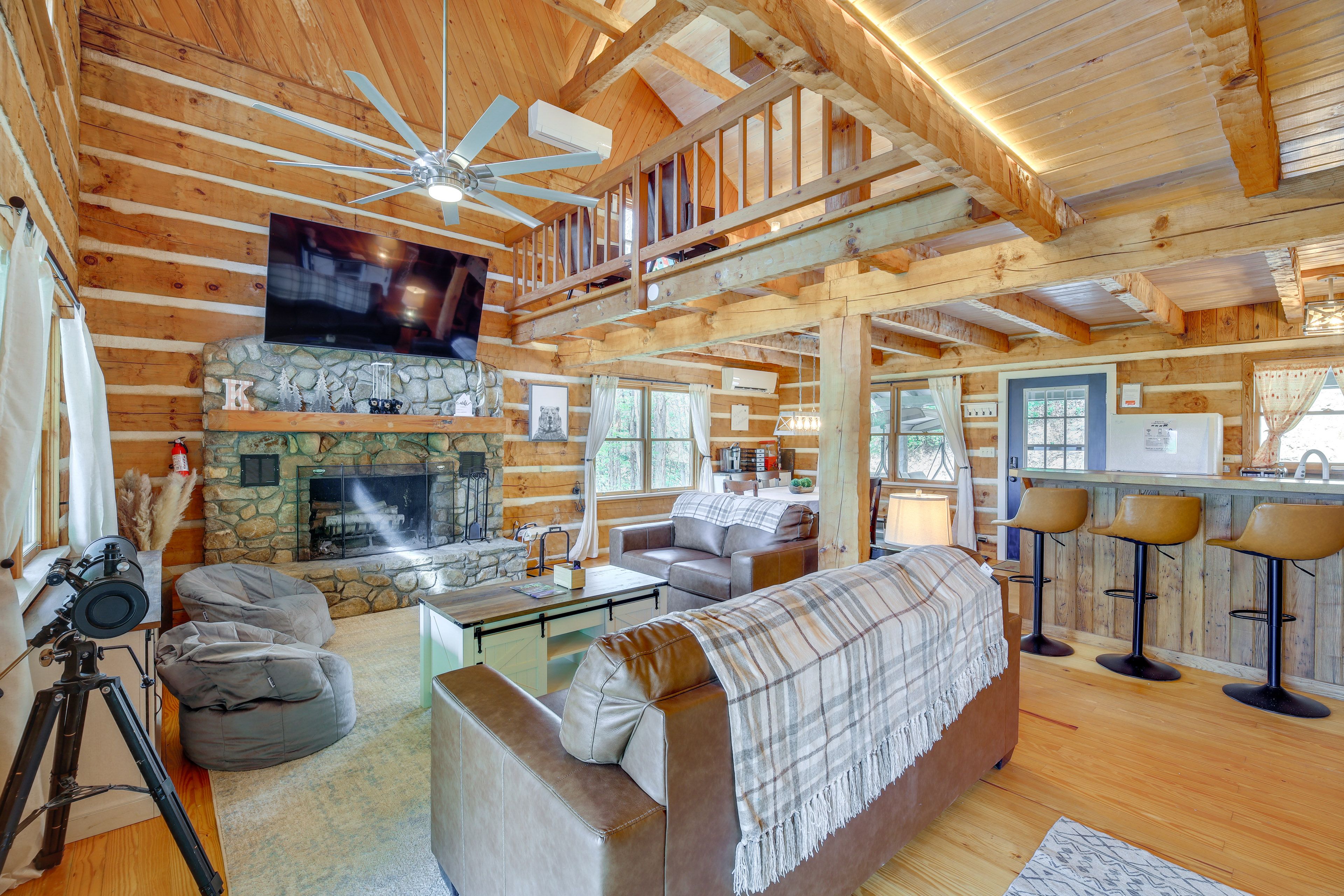 Living Area | Main Level | Air Conditioning | Electric Heating | Free WiFi