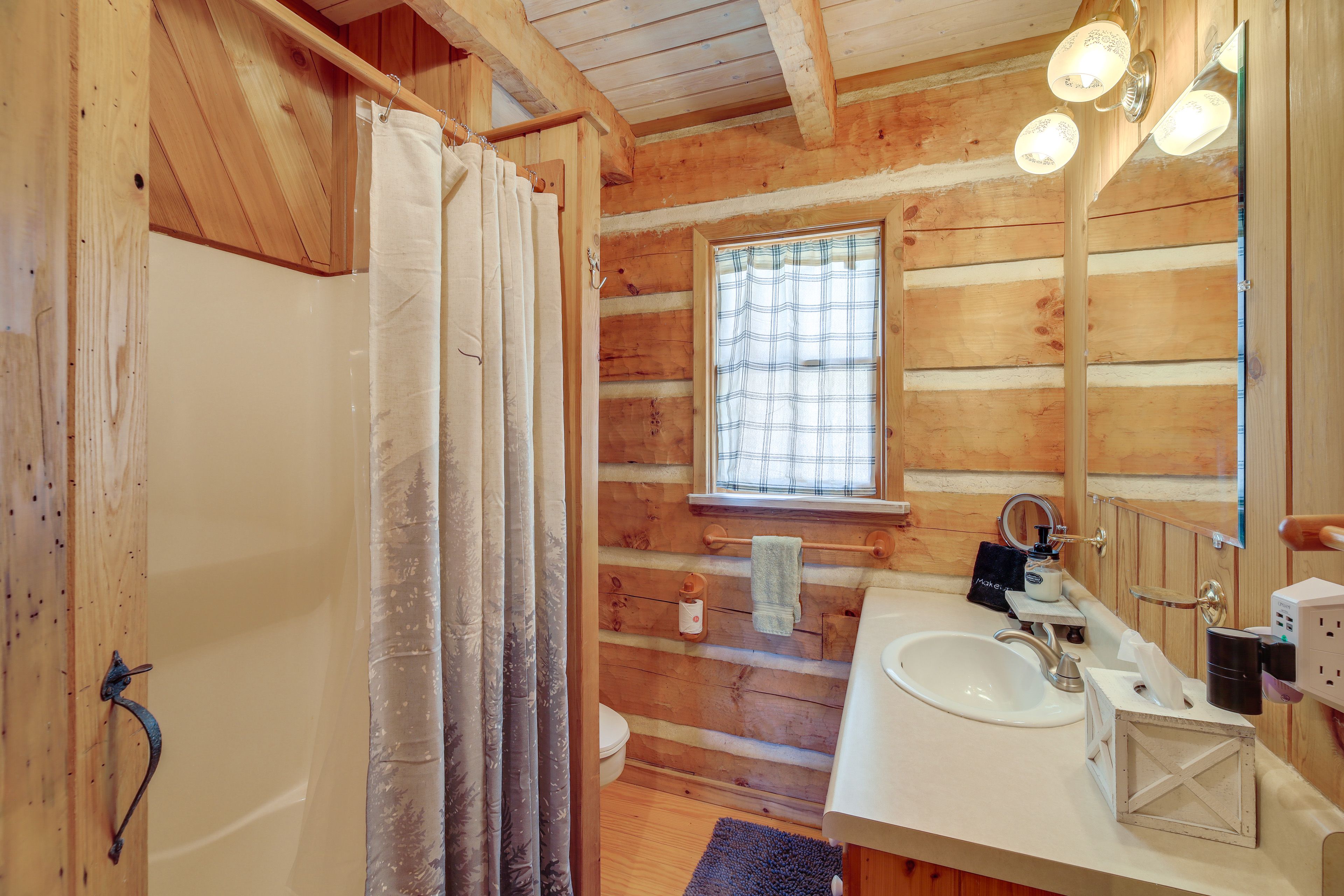 Full Bathroom | Main Level | Complimentary Toiletries