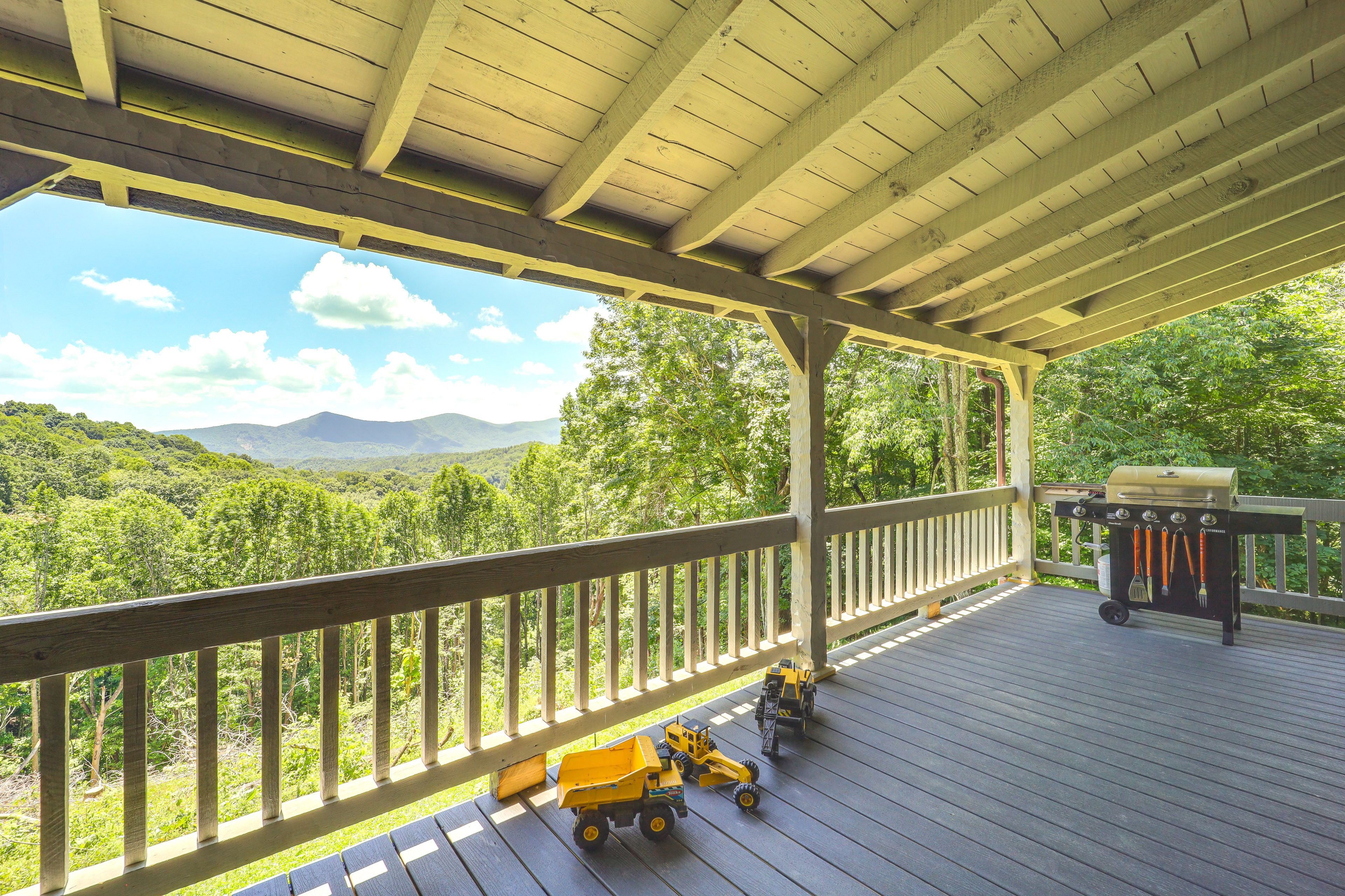Warrensville Vacation Rental | 3BR | 2BR | 2,472 Sq Ft | 2 Steps Required