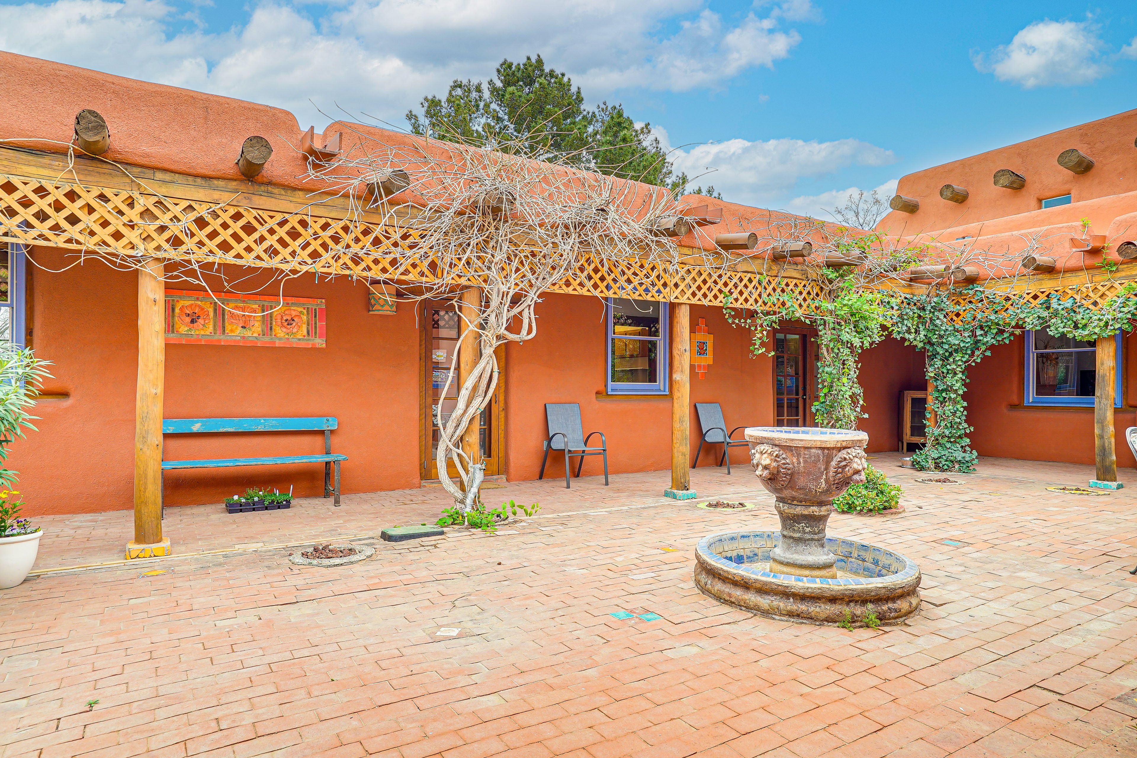 Courtyard | Outdoor Dining Area
