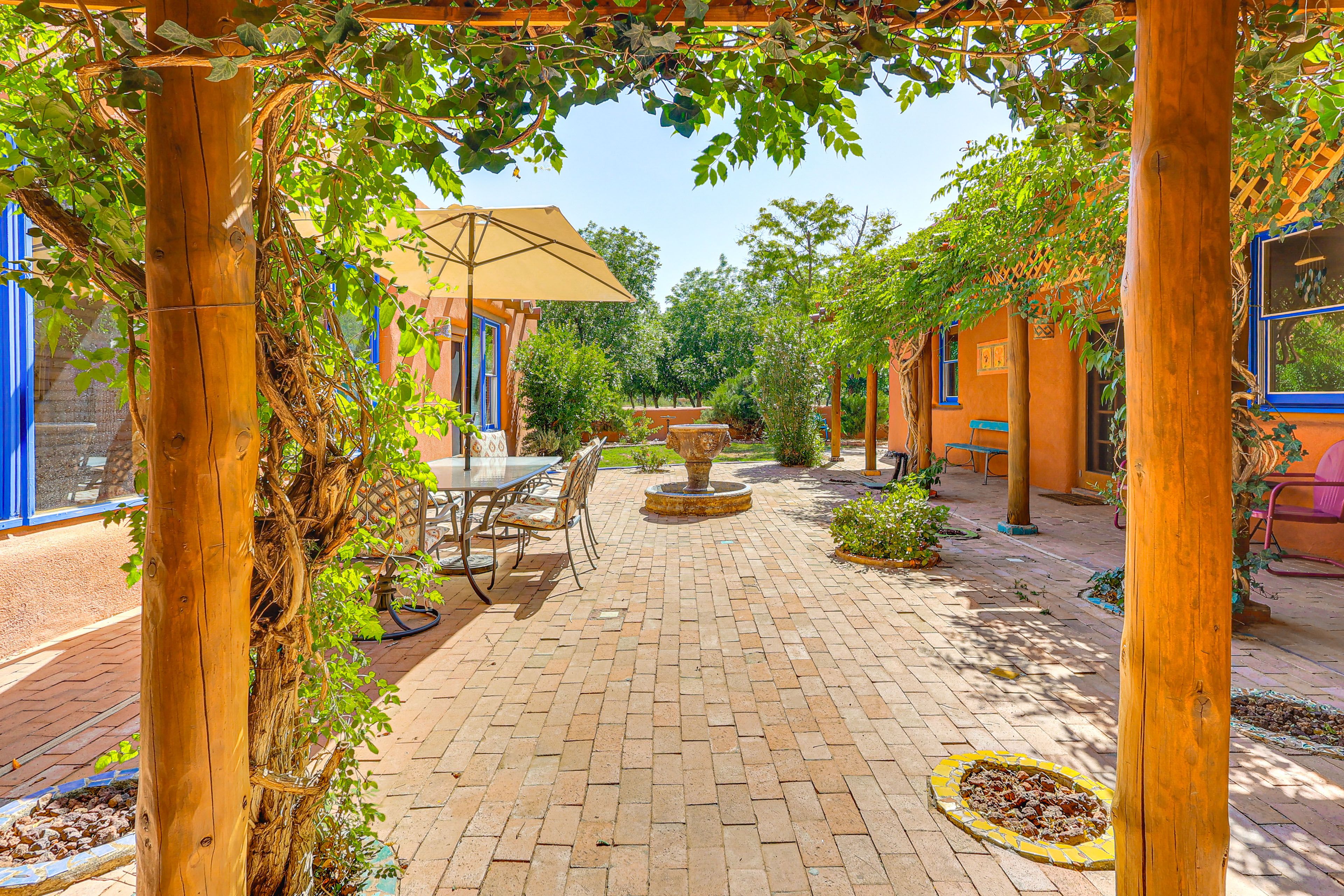 Courtyard | Outdoor Dining Area