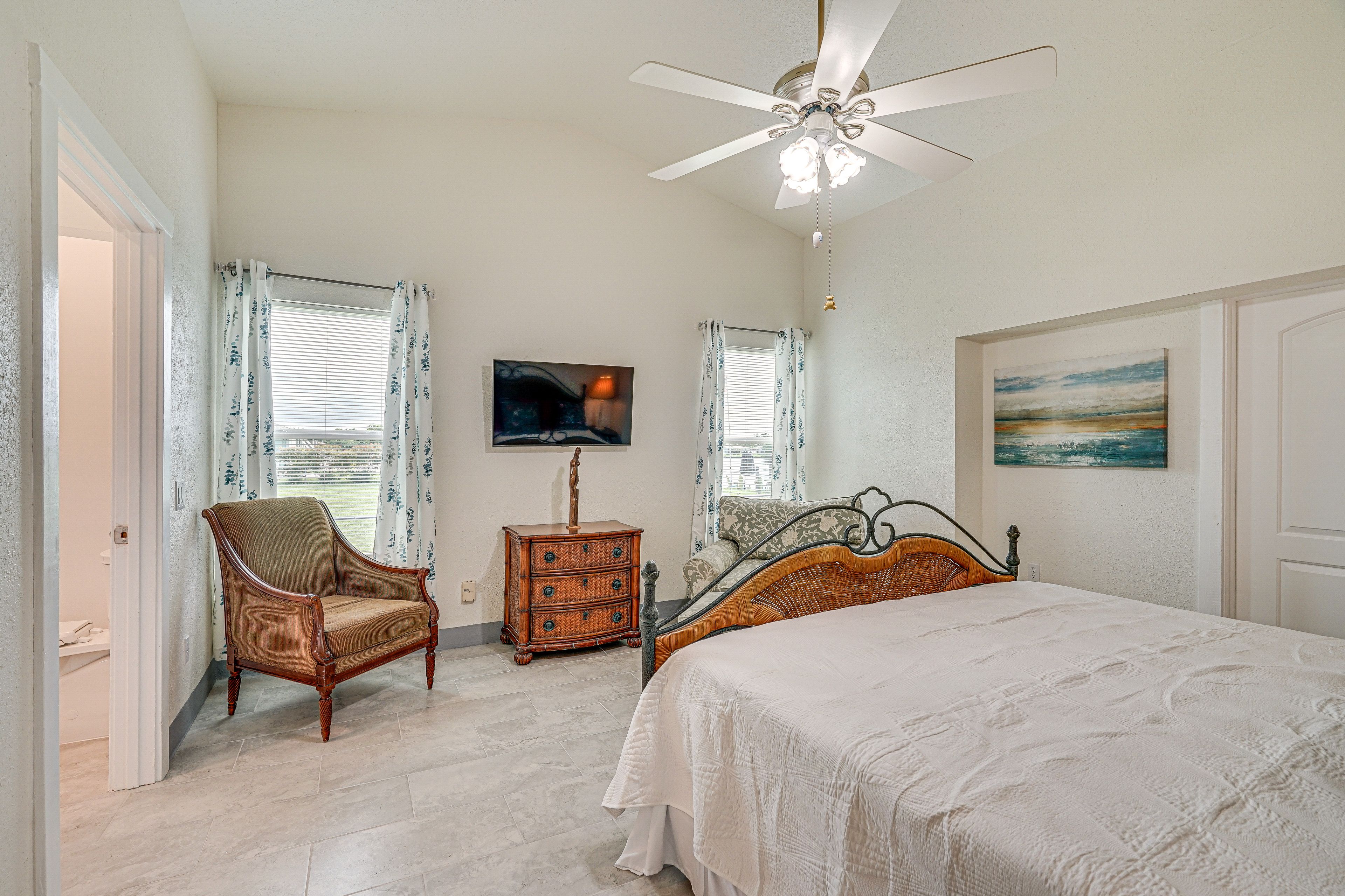 Bedroom 1 | King Bed | Smart TV | En-Suite Bathroom