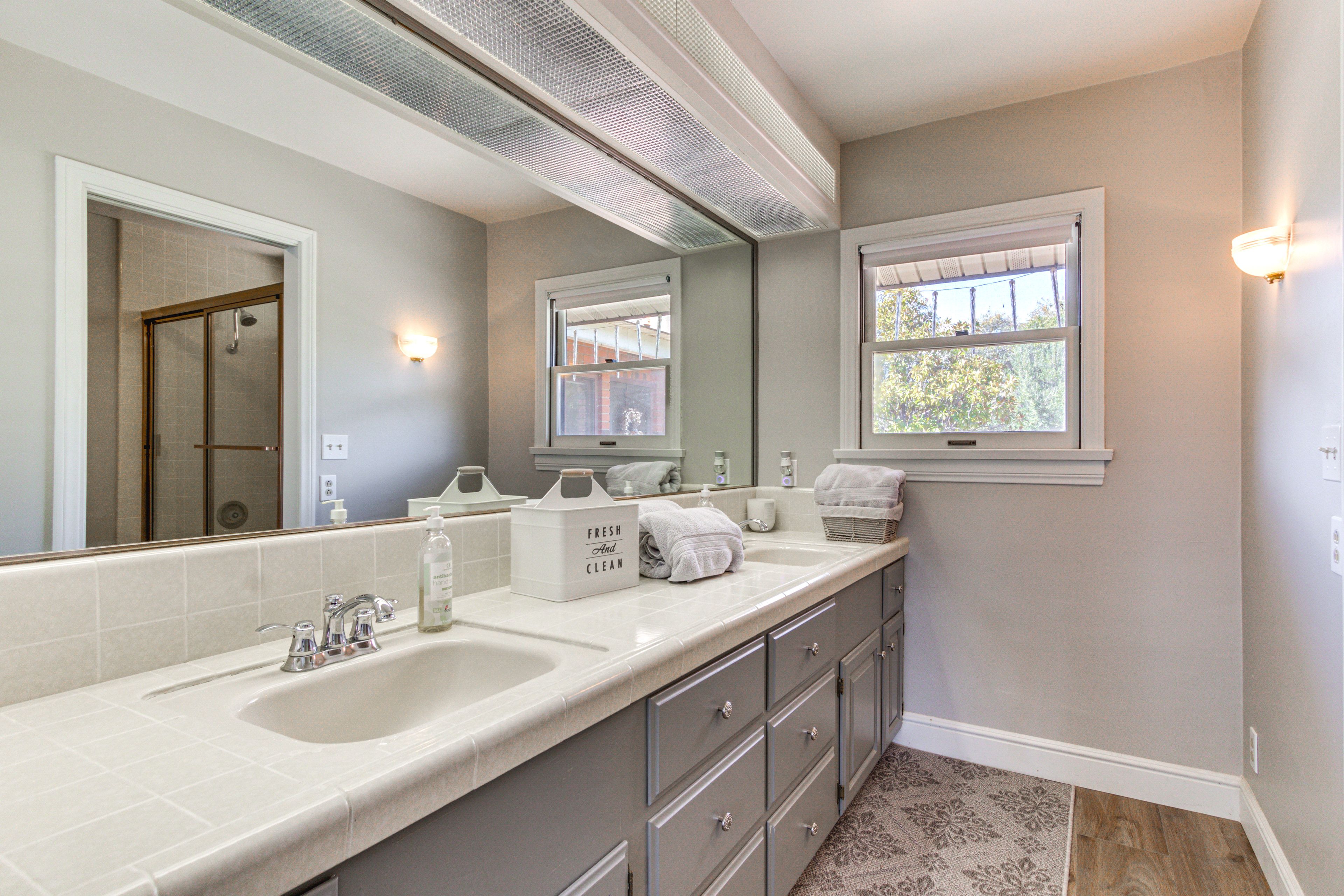 Full Bathroom | 1st Floor | Complimentary Toiletries