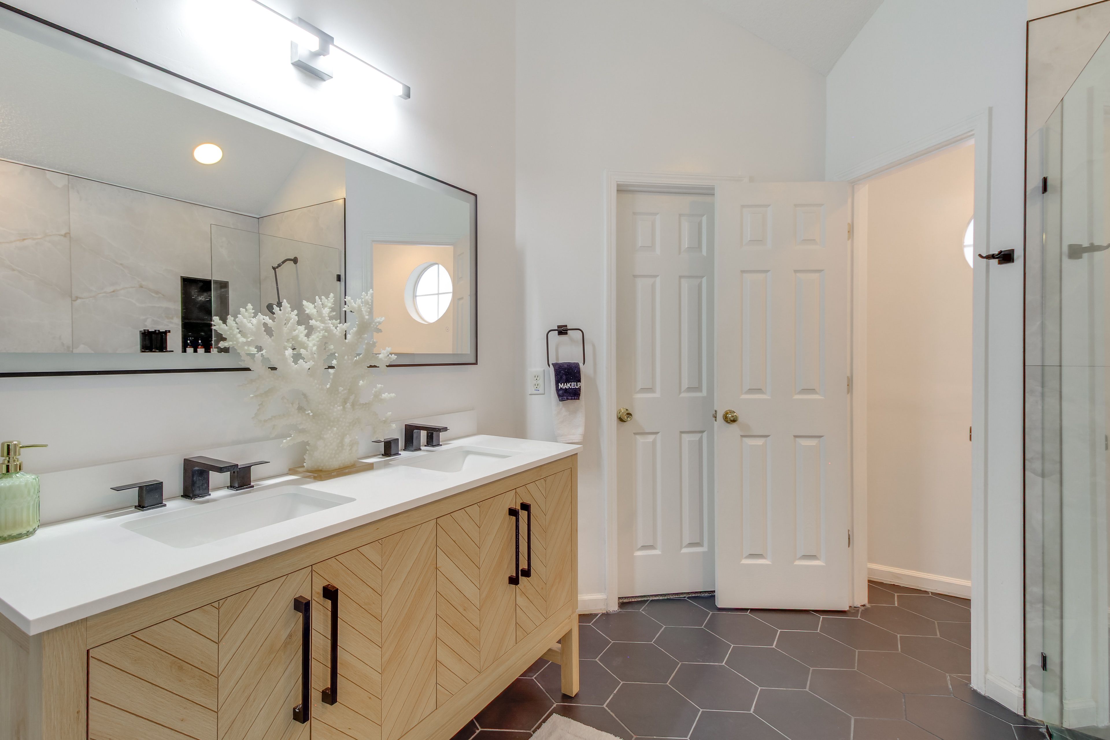 Full Bathroom | 1st Floor | Complimentary Toiletries