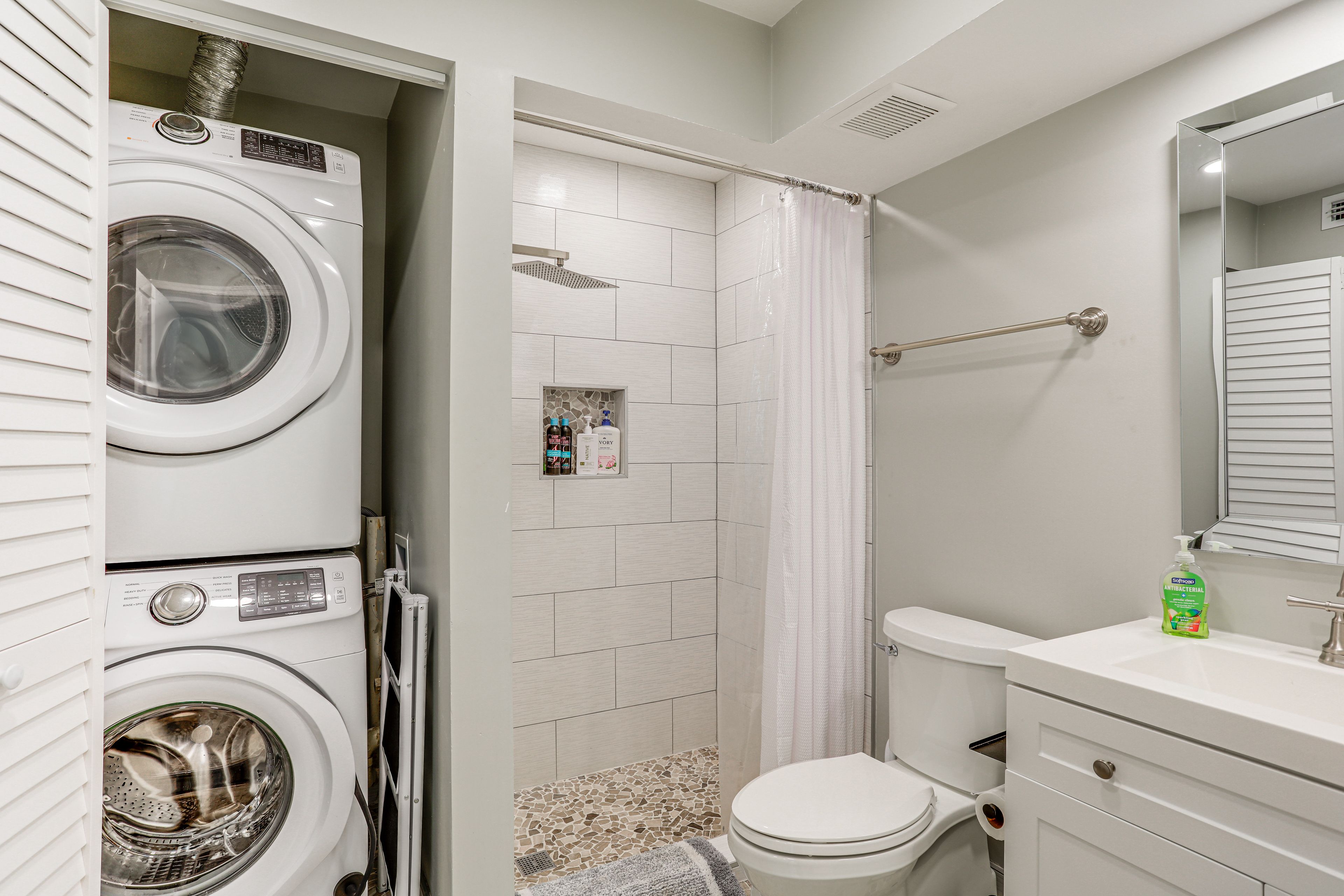 Full Bathroom | Towels Provided | Complimentary Toiletries | 1st Floor