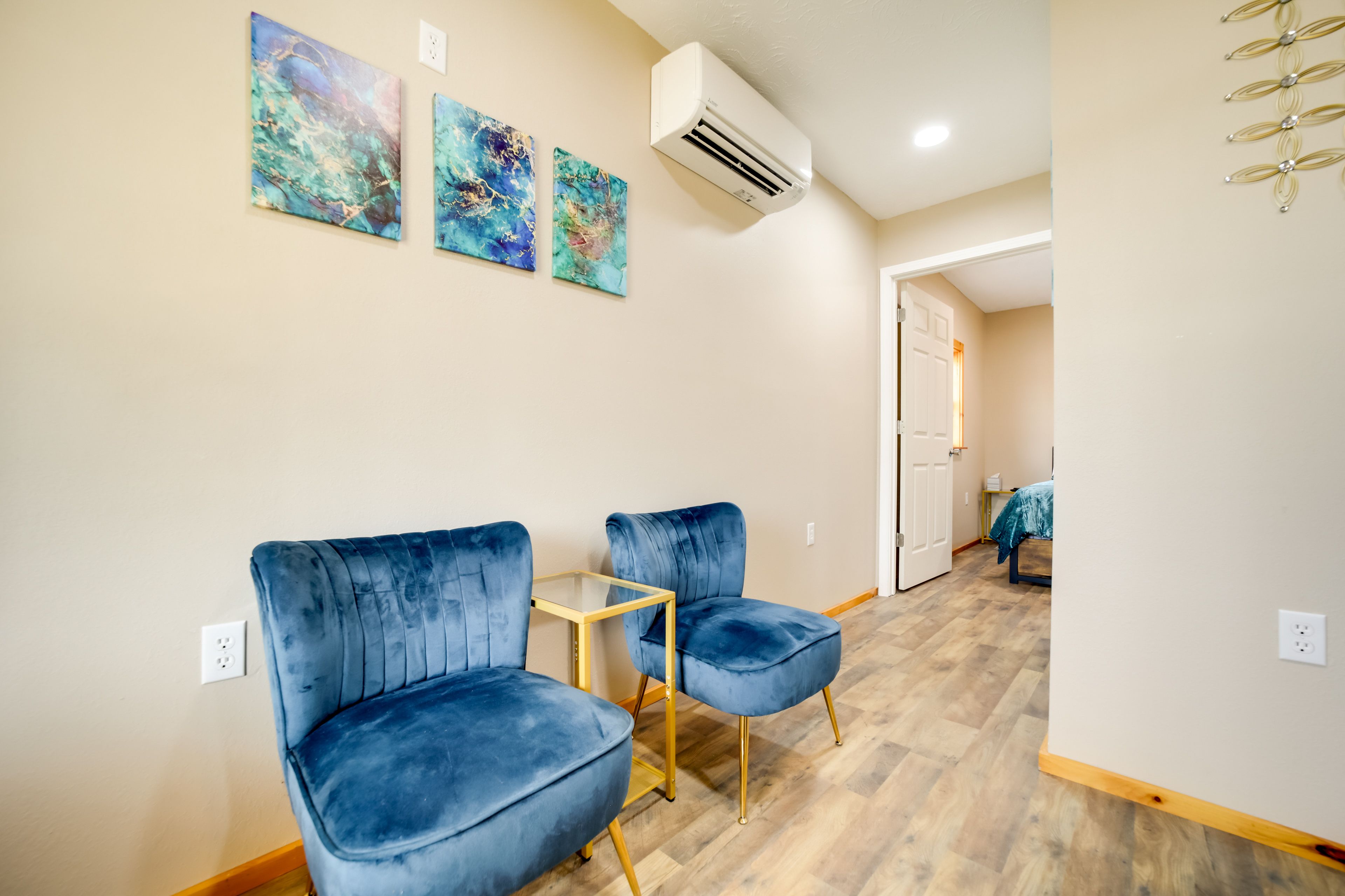 Sitting Area | Free WiFi | Central A/C & Heat