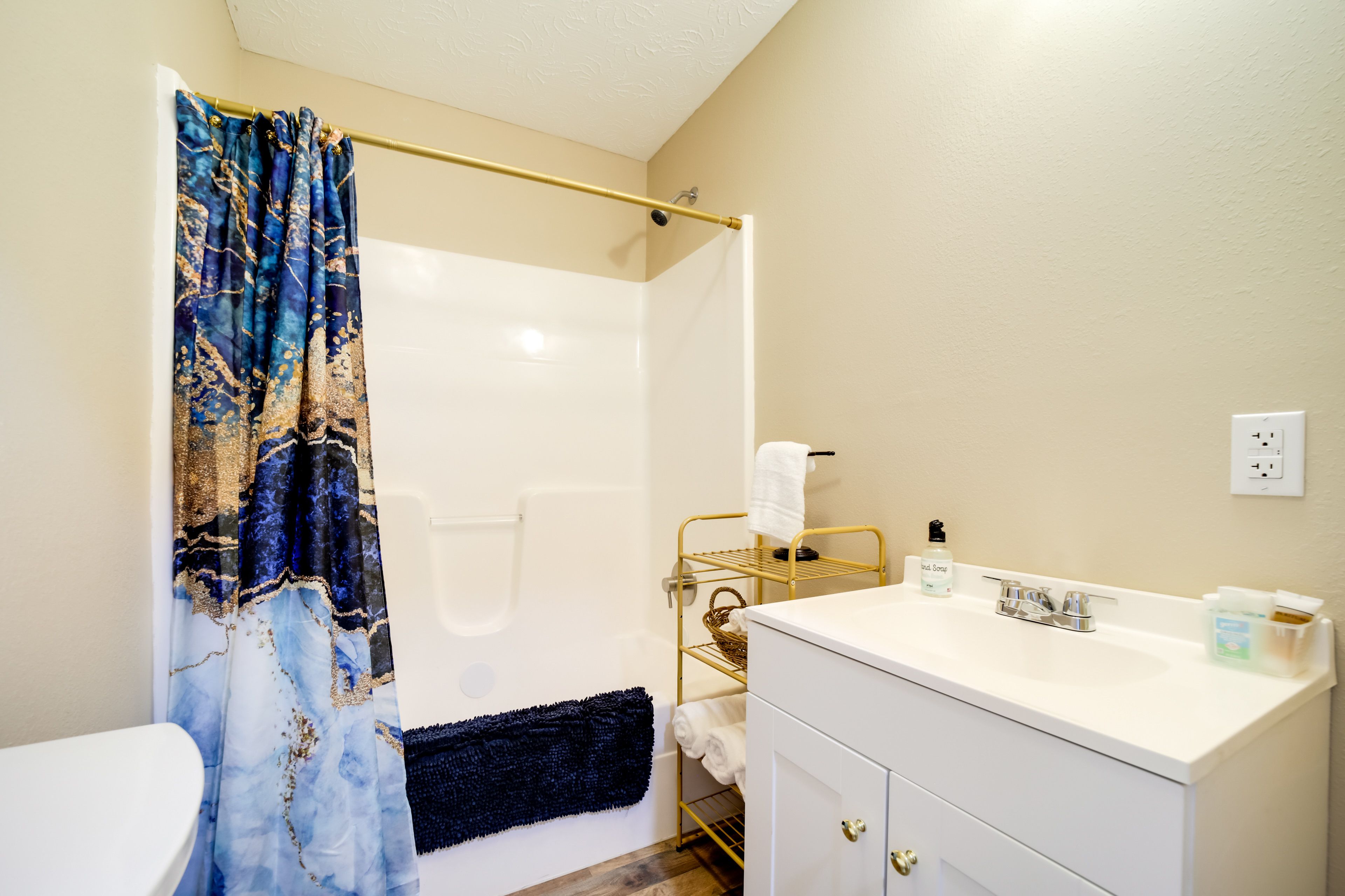 Full Bathroom | Complimentary Toiletries