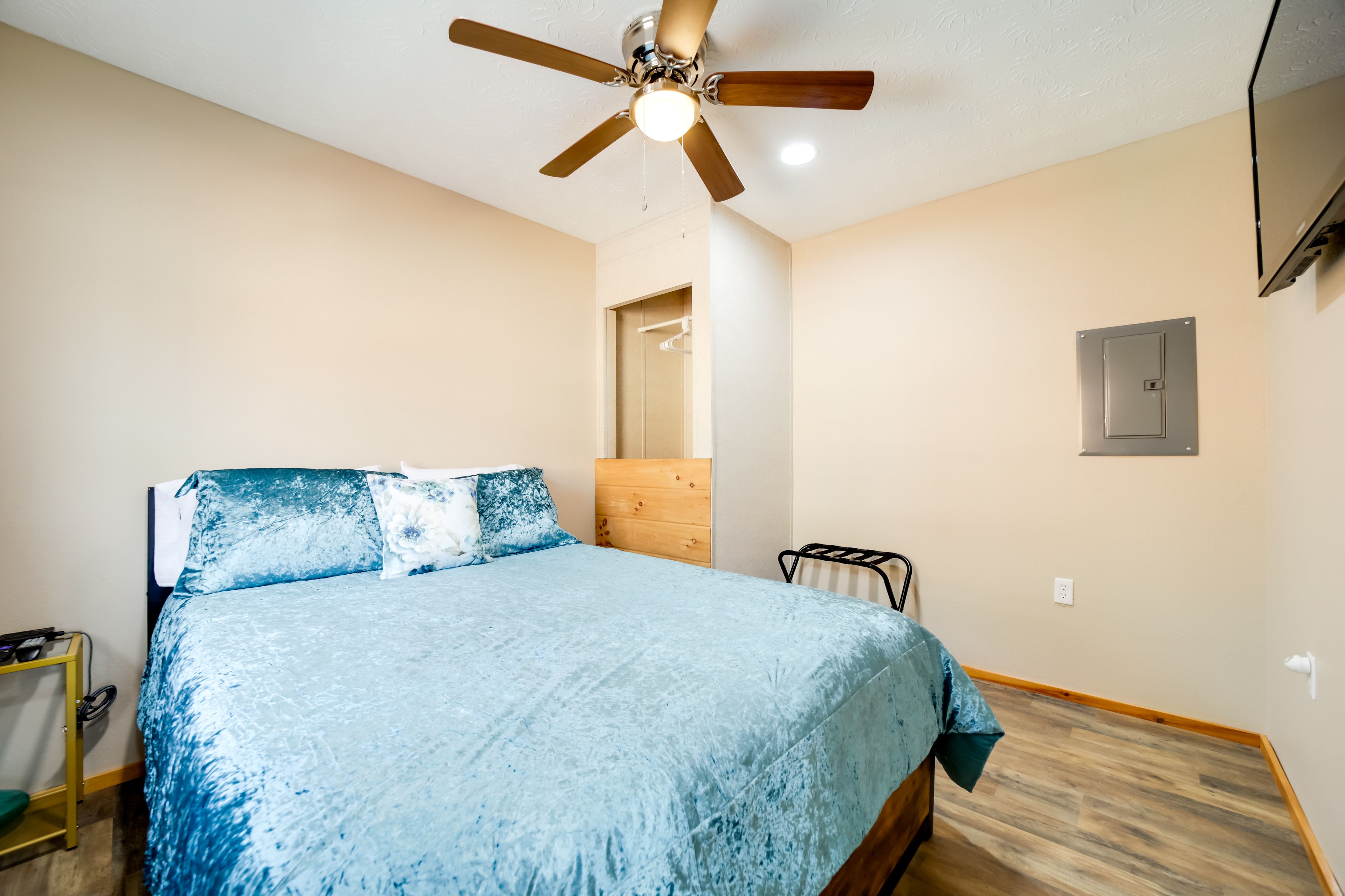 Bedroom | Queen Bed | Smart TV