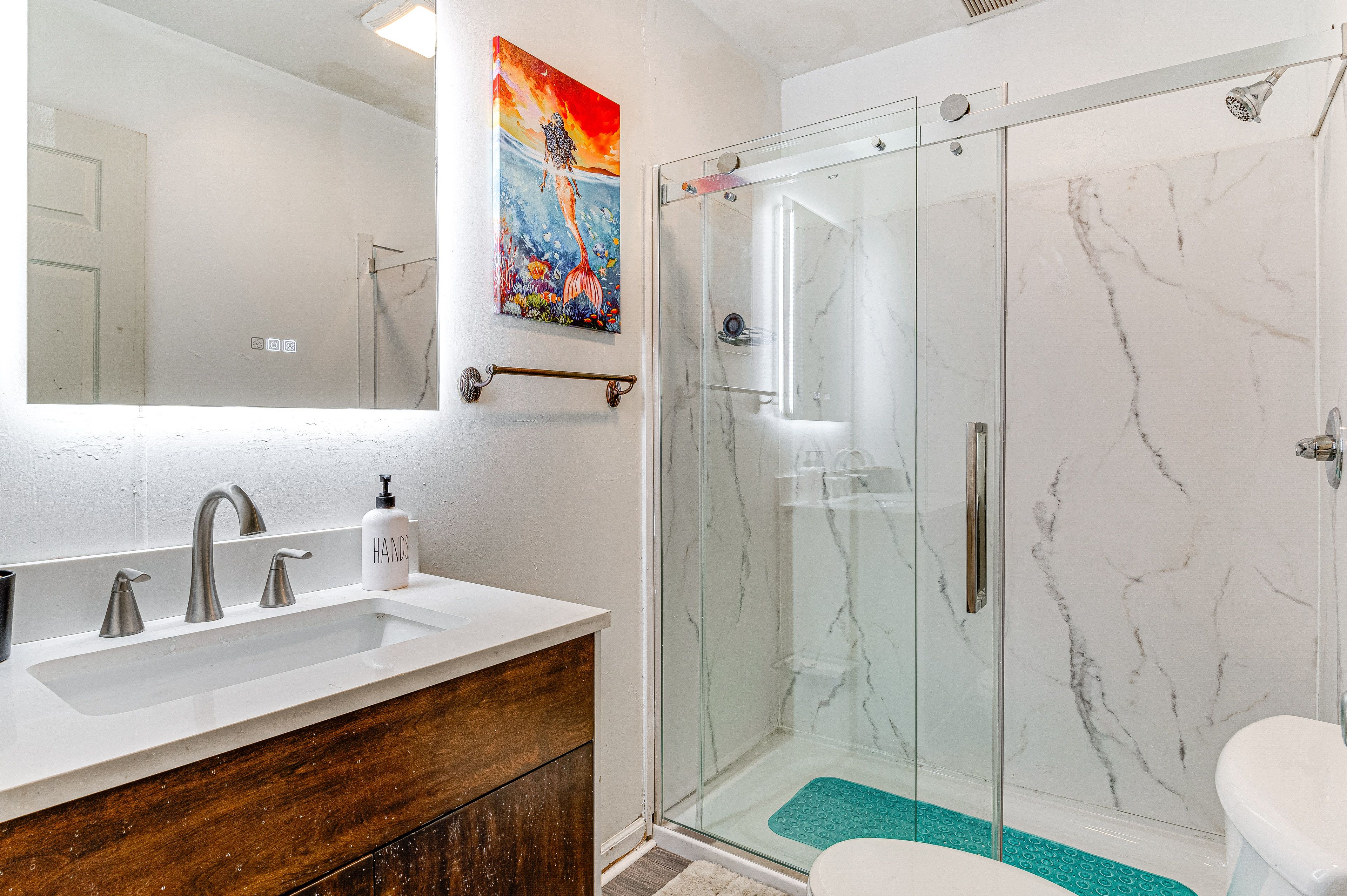 Full Bathroom | Towels Provided | Complimentary Toiletries