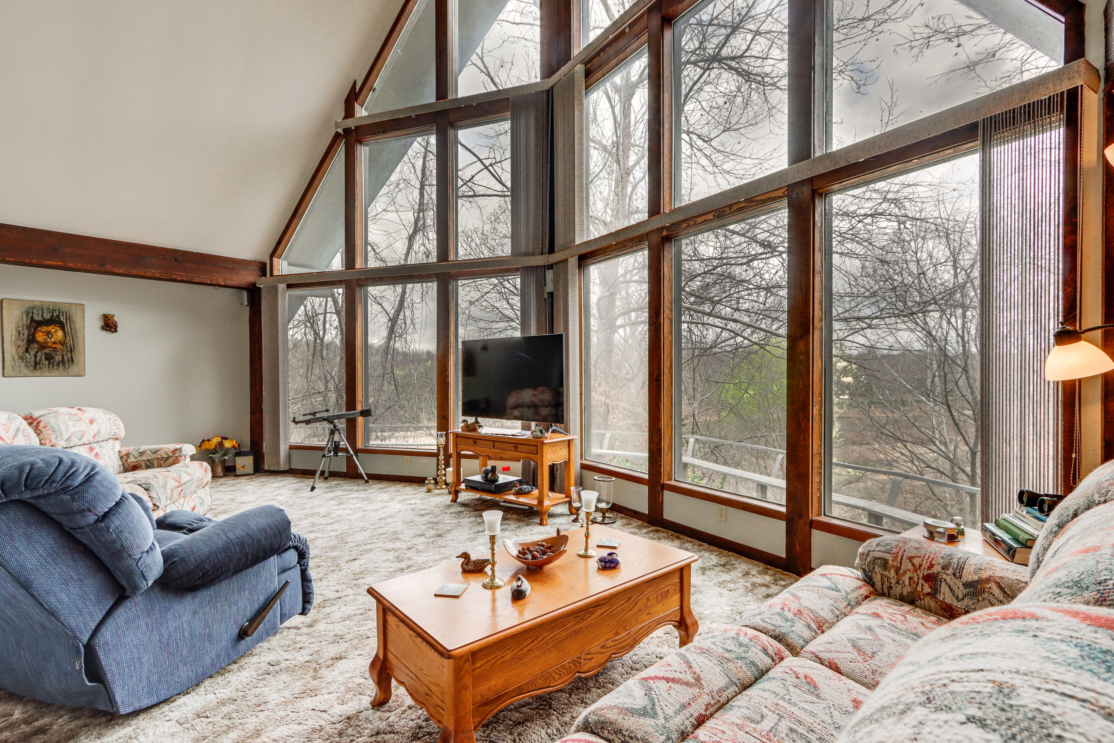 Living Room | Central A/C & Heating | Free WiFi