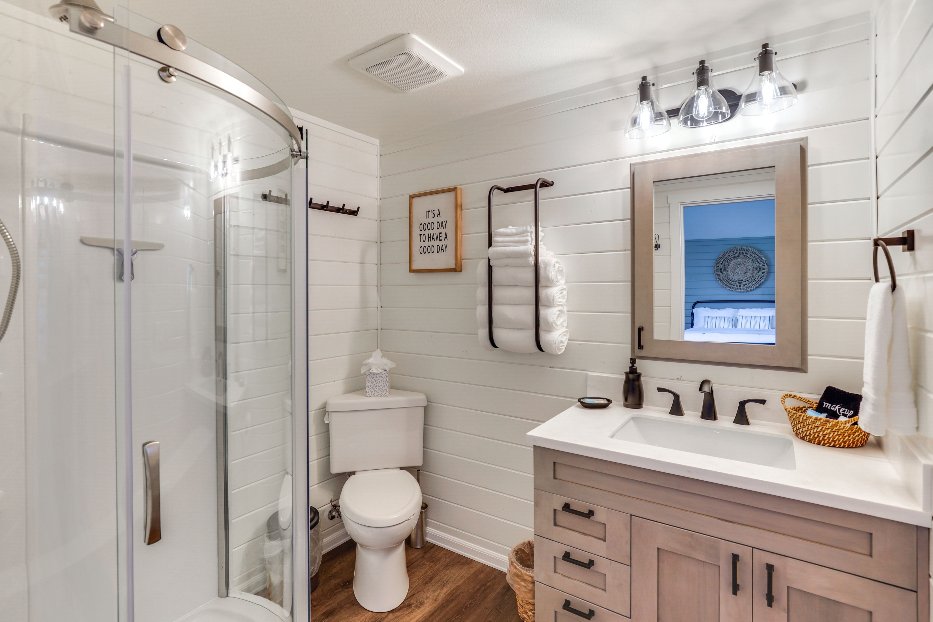 Full Bathroom | Complimentary Toiletries
