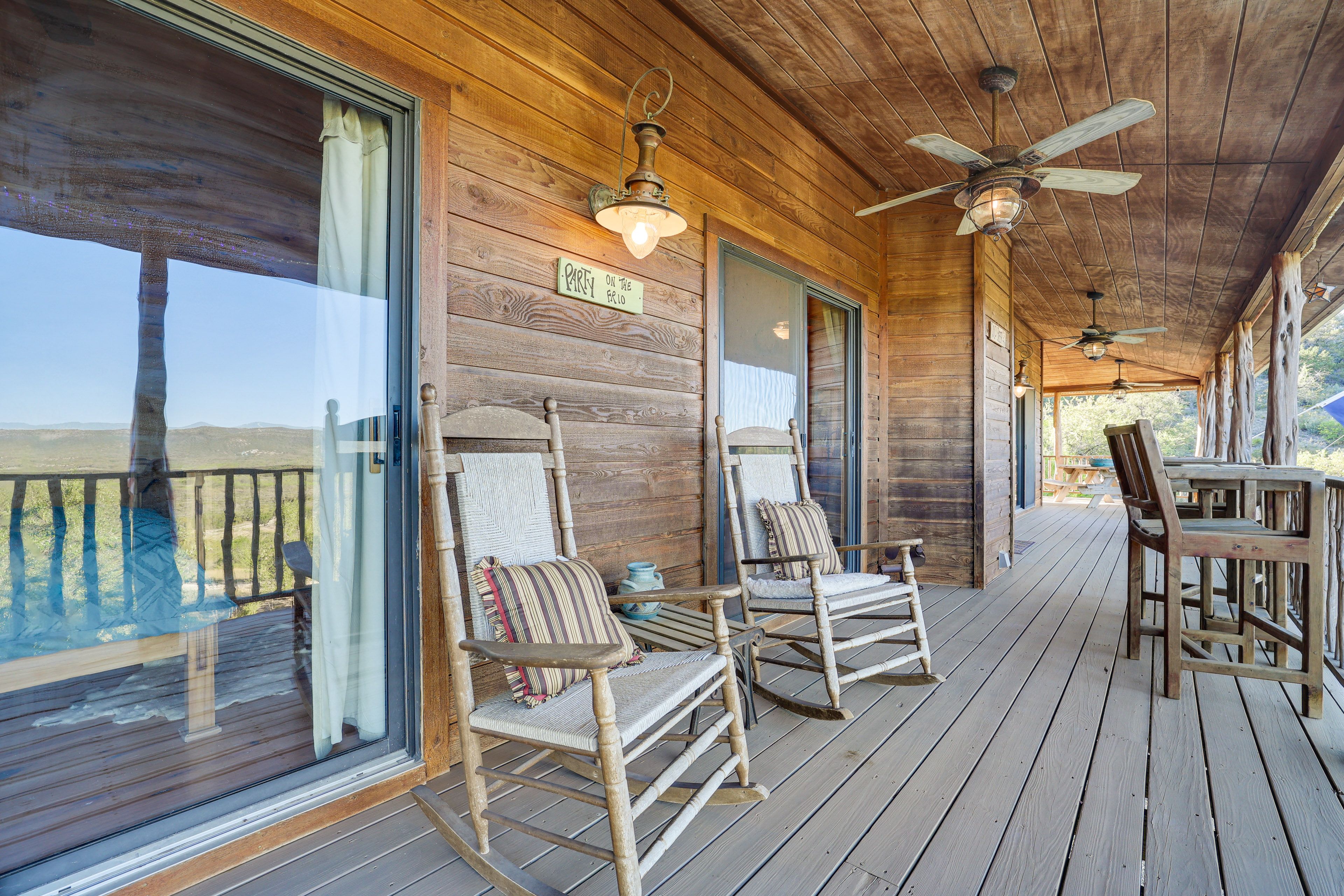 Wraparound Deck | Outdoor Dining Set