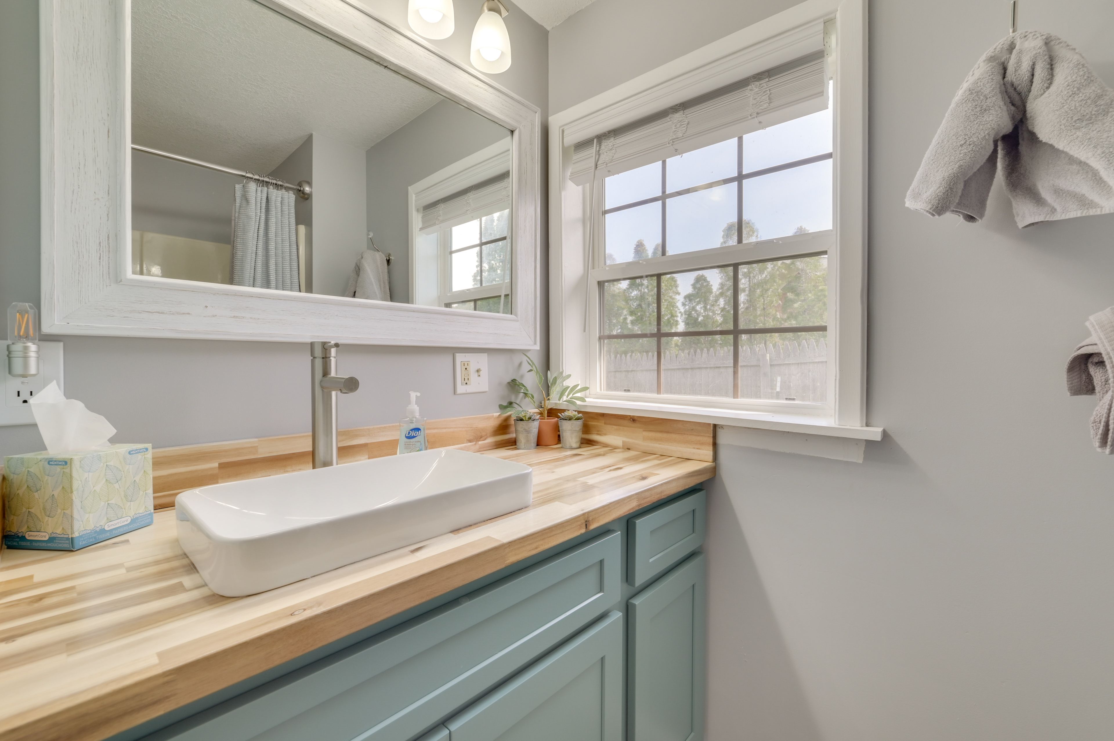 Full Bathroom | Towels Provided | 1st Floor