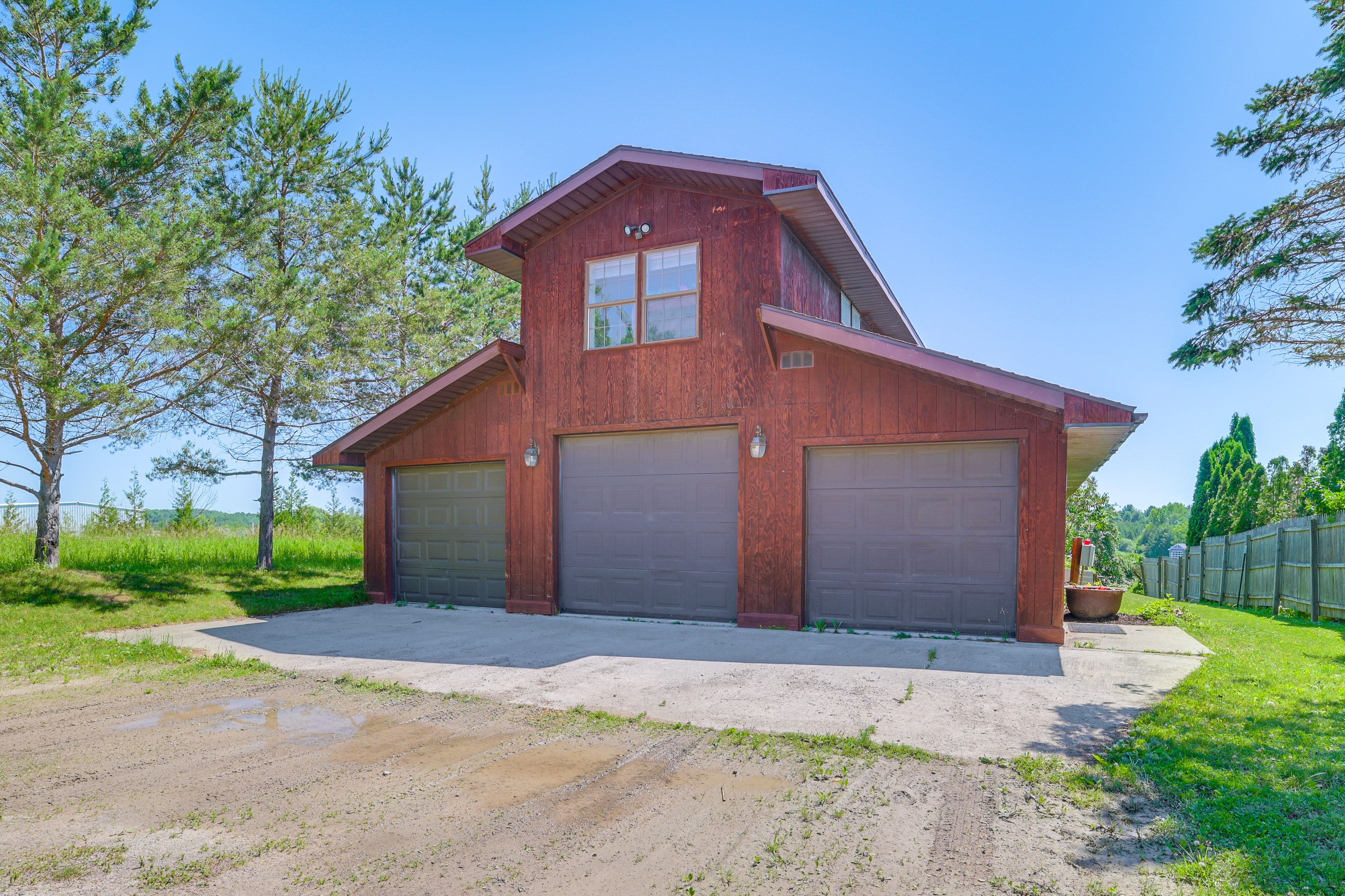 Parking | Driveway (8 Vehicles) | Boat Trailer Parking On-Site