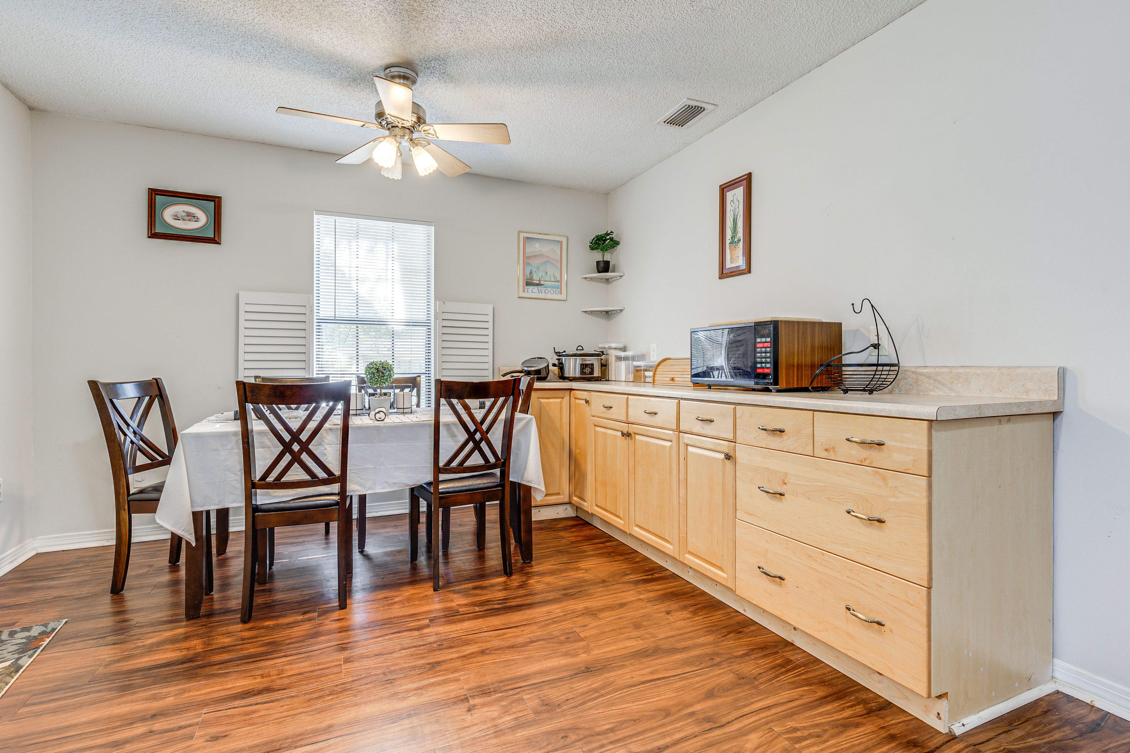 Dining Room | Crockpot | Microwave