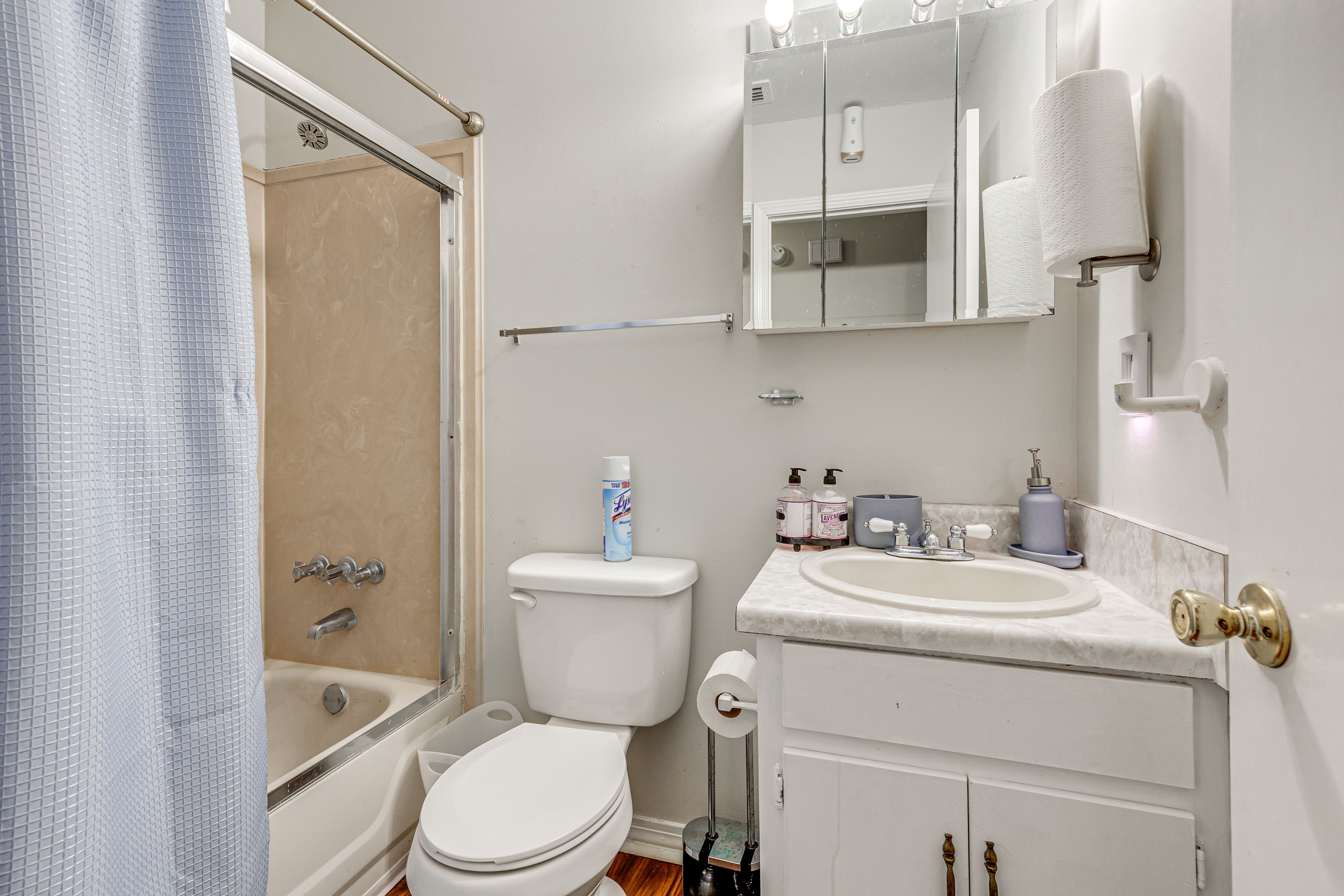 Full Bathroom | Towels Provided