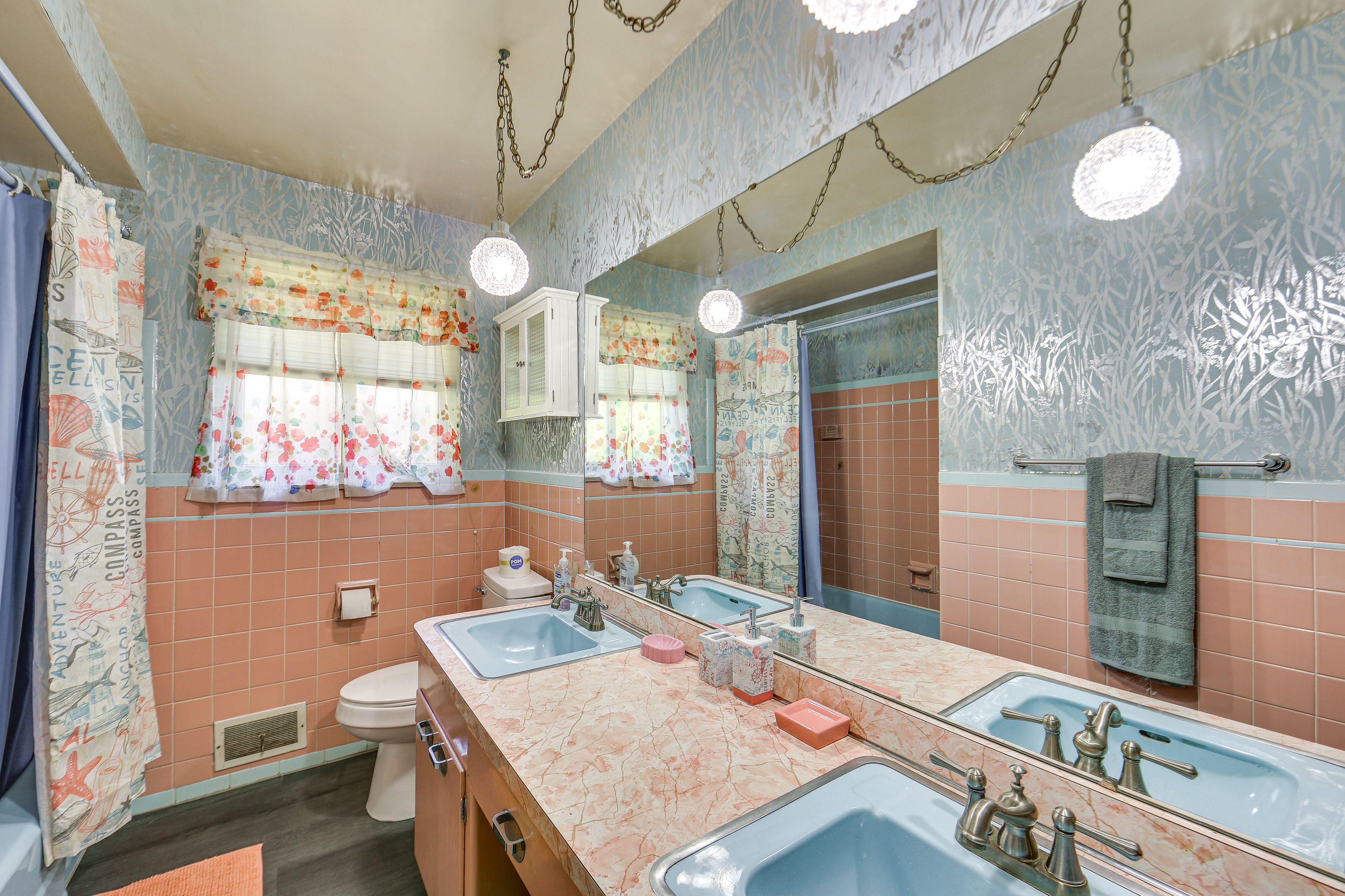 Full Bathroom | Towels Provided | Complimentary Toiletries